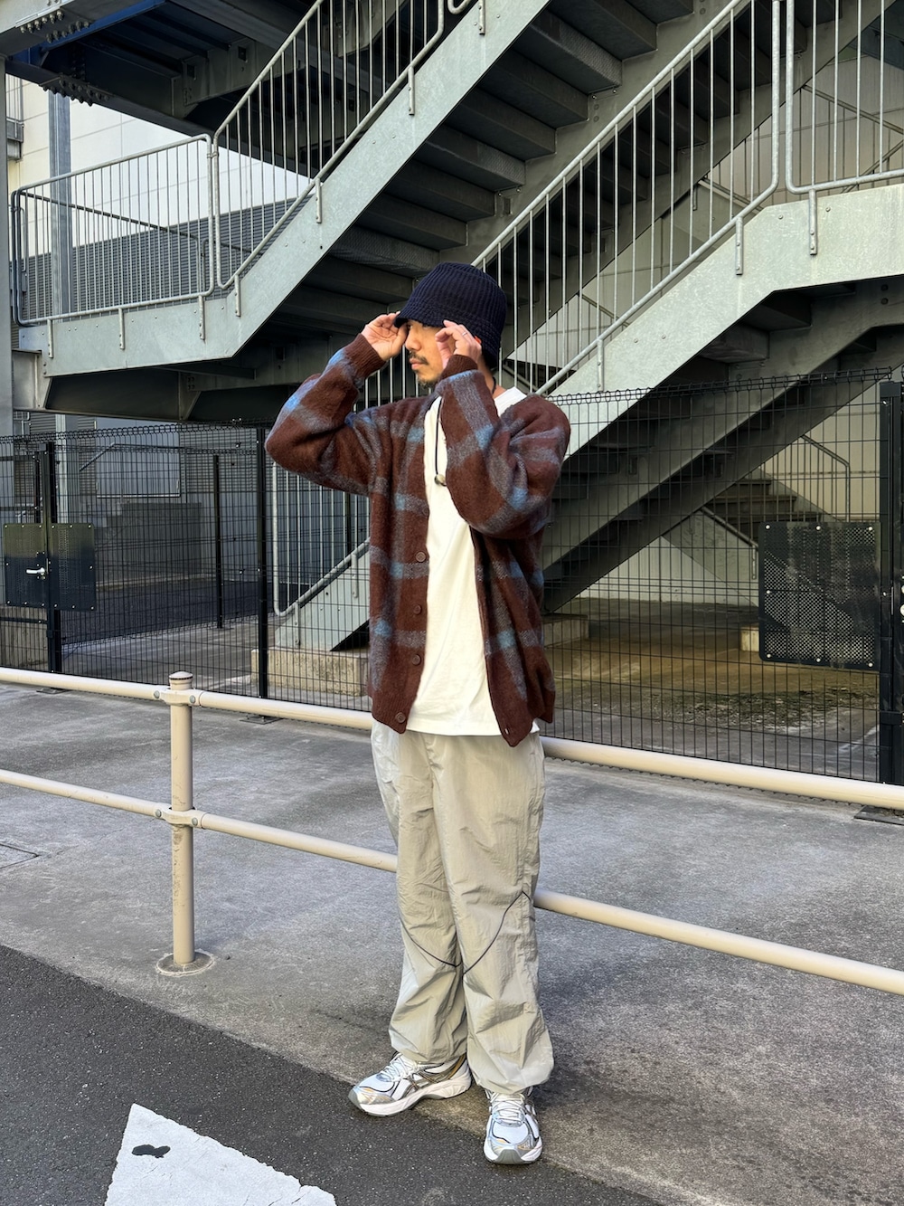 ブラウン系のカーディガン/ボレロ、ホワイト系のTシャツ/カットソー、シルバー系のその他パンツを着用したメンズの秋コーディネートの2枚目の写真