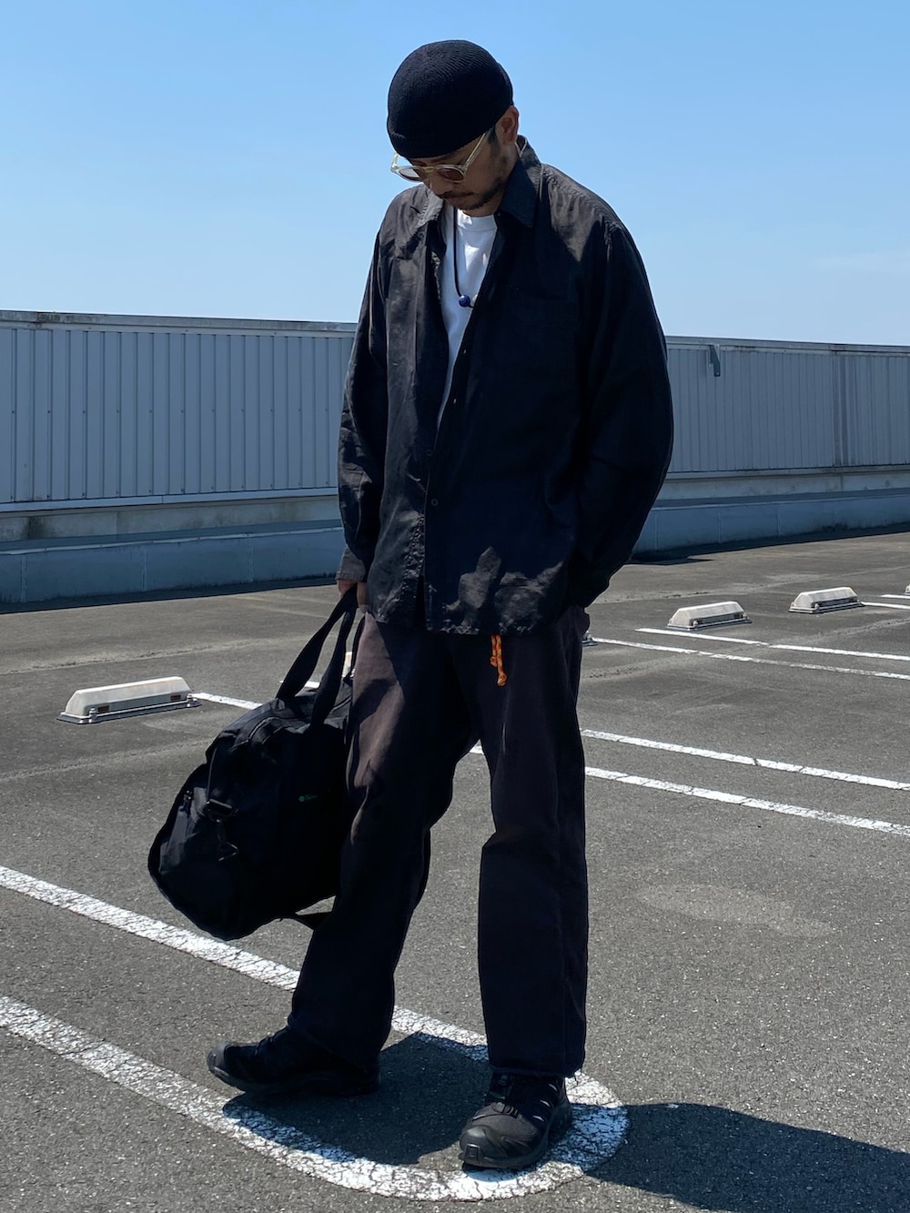 「メガネ男子、ボストンバッグ、お出かけコーデ、きれいめカジュアル、古着MIX、夏セールで買いました、スニーカー、モノトーン、シャツスタイル、ブラックコーデ、ラフコーデ、ニット帽、ビーニー、夏コーデ、シンプルコーデ」｜「CIAOPANIC TYPYの接触冷感ノースリレイヤードタンク（タンクトップ、ホワイト系）」を使った、sjさん（メンズ・182cm）の夏コーディネートの2枚目の写真
