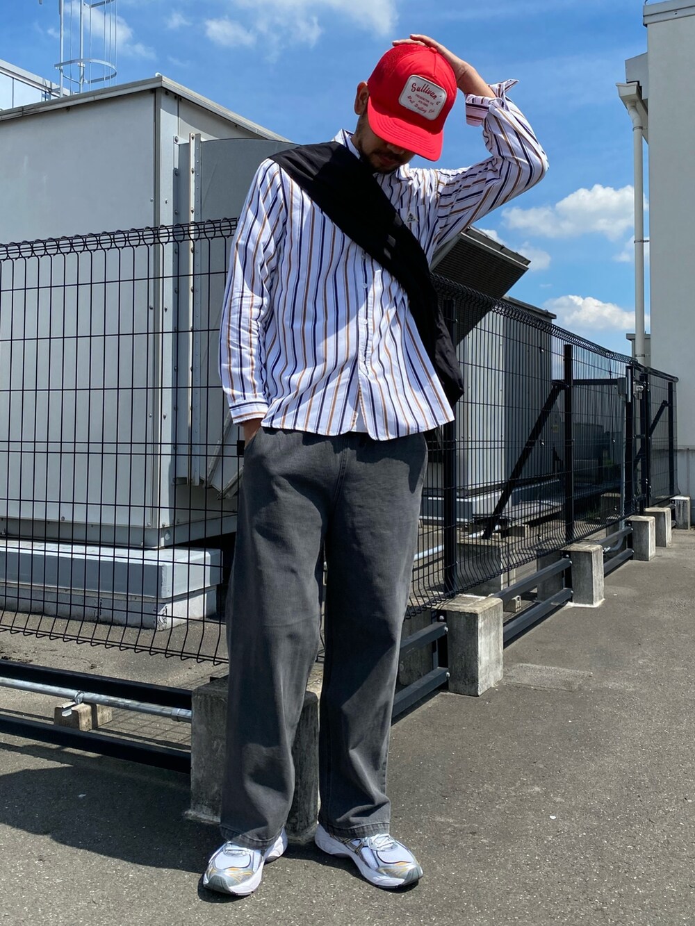 「秋コーデ、デニム、カラー×コーデ、韓国ファッション、キャップ、ショルダーバッグ、休日スタイル、ストリート、淡色コーデ、シャツスタイル、レトロ、スニーカー、きれいめカジュアル、ストライプシャツ、大人カジュアル」｜「CIAOPANIC TYPYのドロストナイロンタスキショルダー（ショルダーバッグ、ブラック系）」を使った、sjさん（メンズ・182cm）の秋コーディネートの3枚目の写真