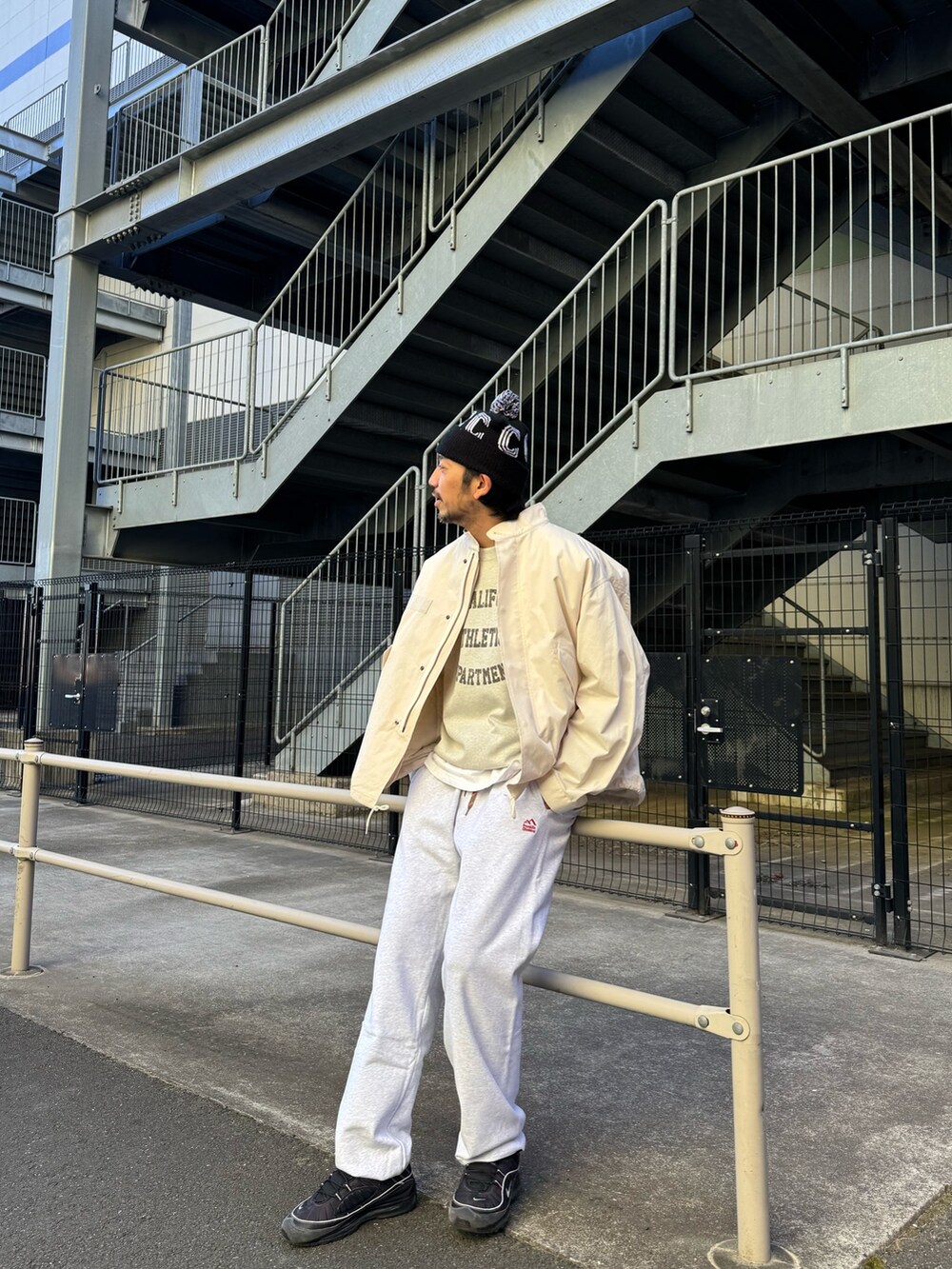 ホワイト系のモッズコート、グレー系のスウェット、グレー系のスウェットパンツを着用したメンズの冬コーディネートの2枚目の写真