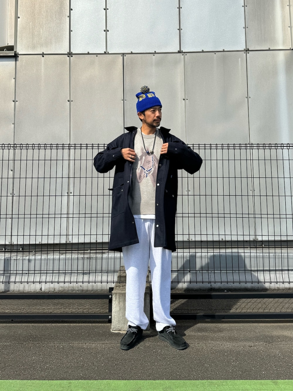 グレー系のスウェットパンツ、ブルー系のその他アウター、グレー系のニット/セーターを着用したメンズの秋コーディネートの3枚目の写真