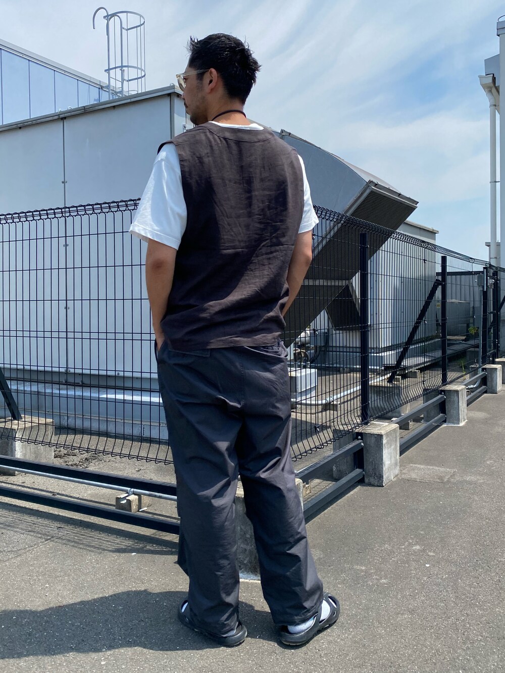 「ベスト、レイヤードスタイル、モノトーン、モノトーンコーデ、サングラス、サンダル、オーバーサイズ、プチプラ、ストリート、韓国ファッション、メガネ男子、お出かけコーデ、きれいめカジュアル、夏セールで買いました、ZOZOセール2023夏」｜「CIAOPANIC TYPYのリネンレーヨンリバーシブルベスト（ベスト、グレー系）」を使った、sjさん（メンズ・182cm）の夏コーディネートの3枚目の写真