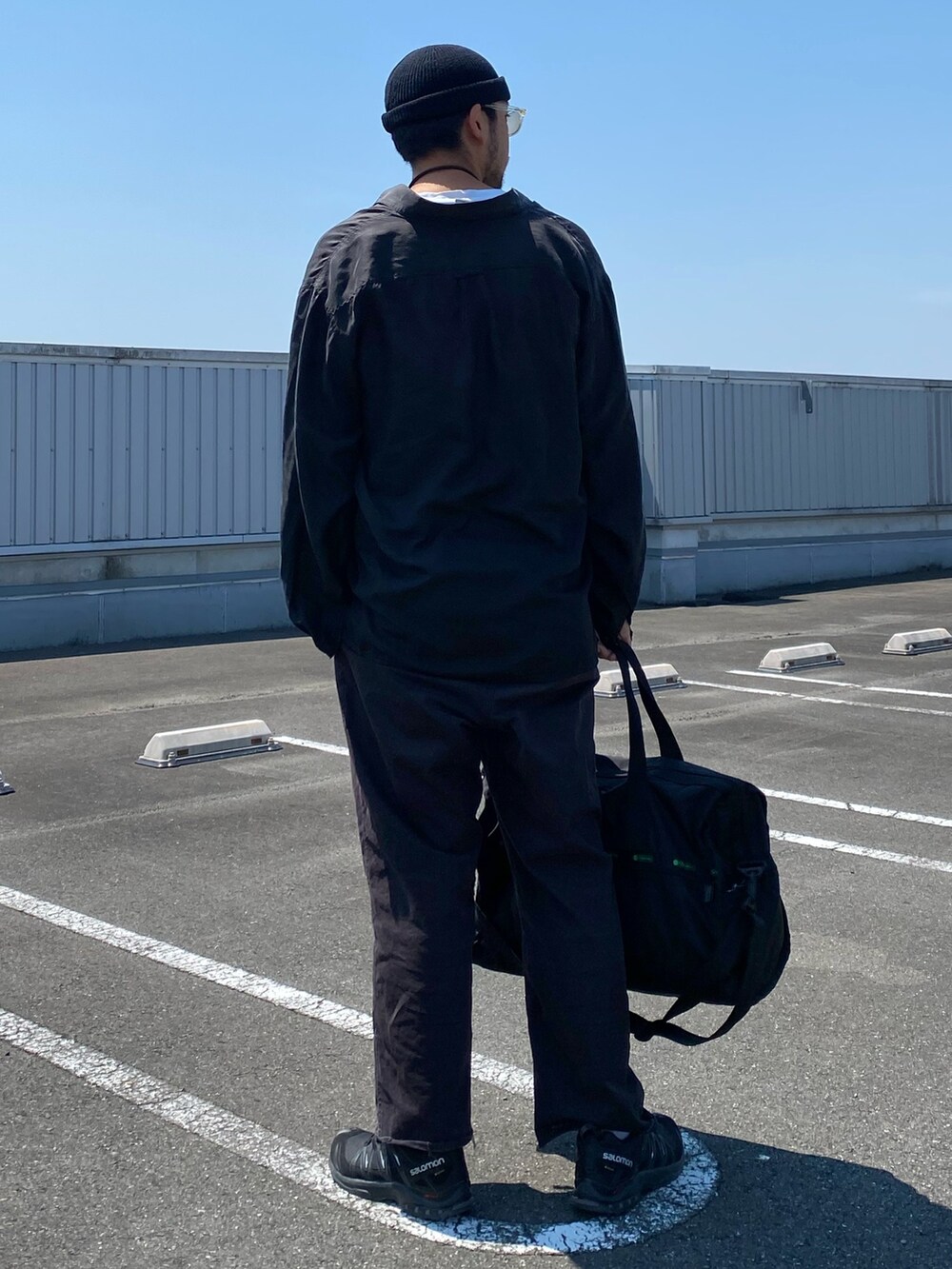 「メガネ男子、ボストンバッグ、お出かけコーデ、きれいめカジュアル、古着MIX、夏セールで買いました、スニーカー、モノトーン、シャツスタイル、ブラックコーデ、ラフコーデ、ニット帽、ビーニー、夏コーデ、シンプルコーデ」｜「CIAOPANIC TYPYの接触冷感ノースリレイヤードタンク（タンクトップ、ホワイト系）」を使った、sjさん（メンズ・182cm）の夏コーディネートの5枚目の写真