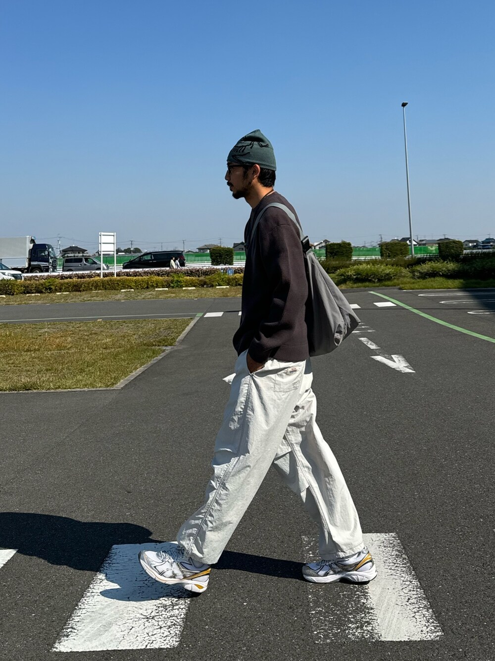 「ニット、ストリート、ショルダーバッグ、モノトーン、ビッグシルエット、スポーツミックス、お出かけコーデ、プチプラ、ビーニー、サングラス、スニーカー、シンプルコーデ、オトナカジュアル、y2k、秋冬コーデ」｜「CIAOPANIC TYPYの【ユニセックス】キープシェイプワッフルニットプルオーバー/WEB限定カラーあり（ニット/セーター、グレー系）」を使った、sjさん（メンズ・182cm）の秋コーディネートの5枚目の写真