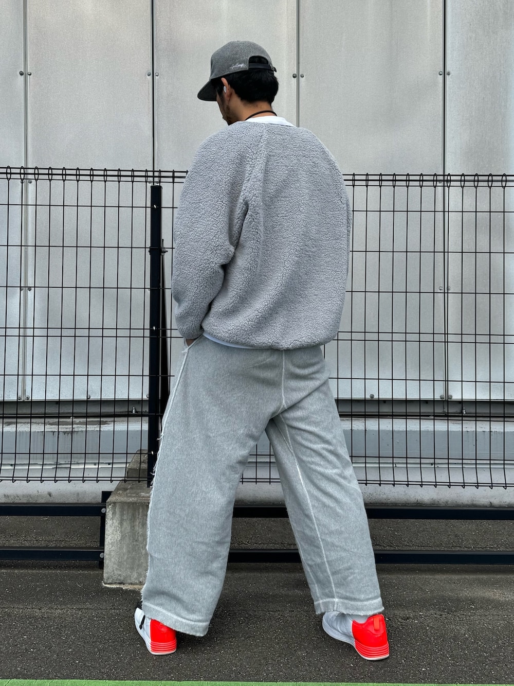 グレー系のブルゾン、ホワイト系のTシャツ/カットソー、グレー系のスウェットパンツを着用したメンズの秋コーディネートの6枚目の写真