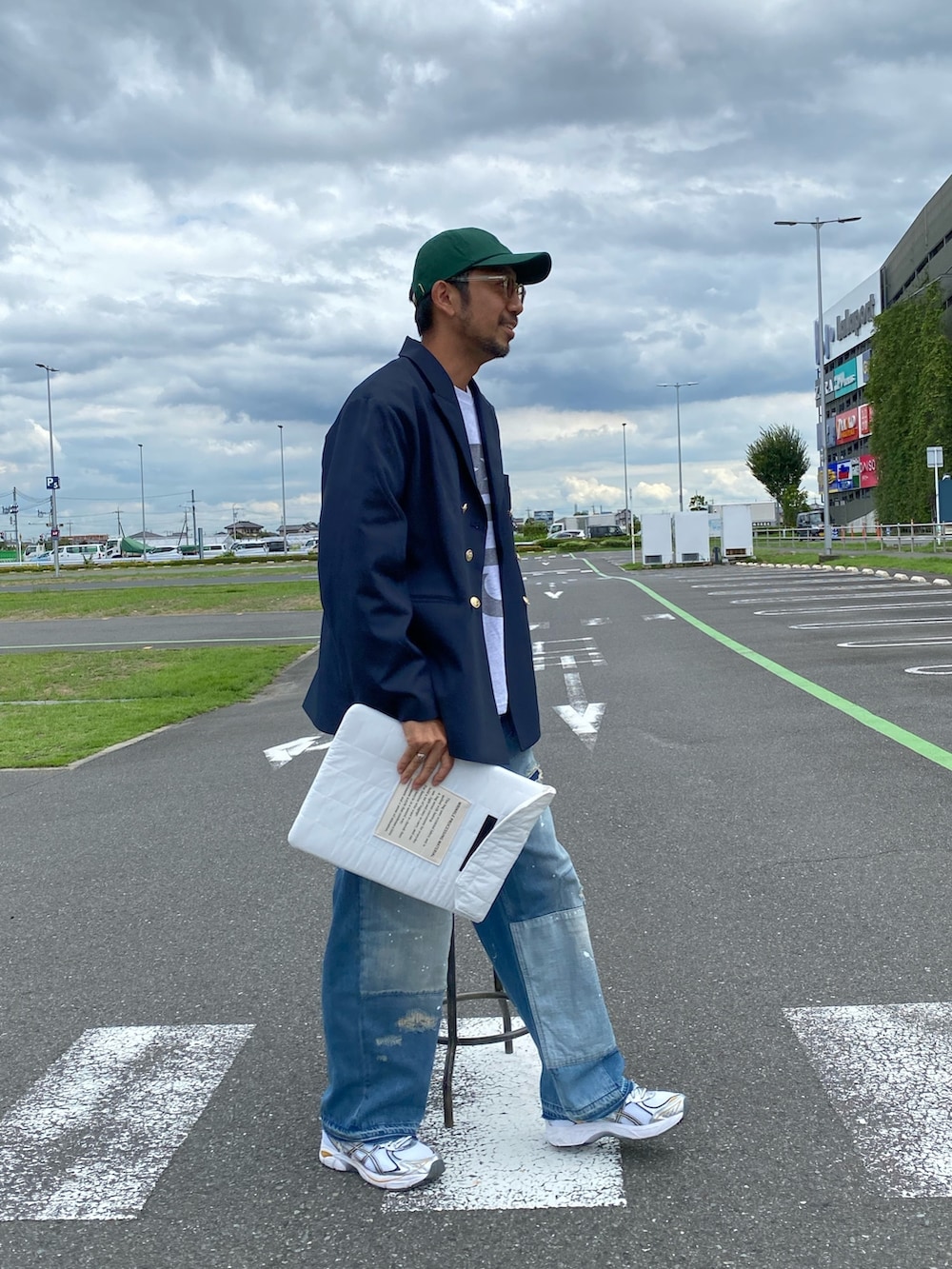 ブルー系のテーラードジャケット、グレー系のTシャツ/カットソー、ホワイト系のハンドバッグを着用したメンズの秋コーディネートの4枚目の写真