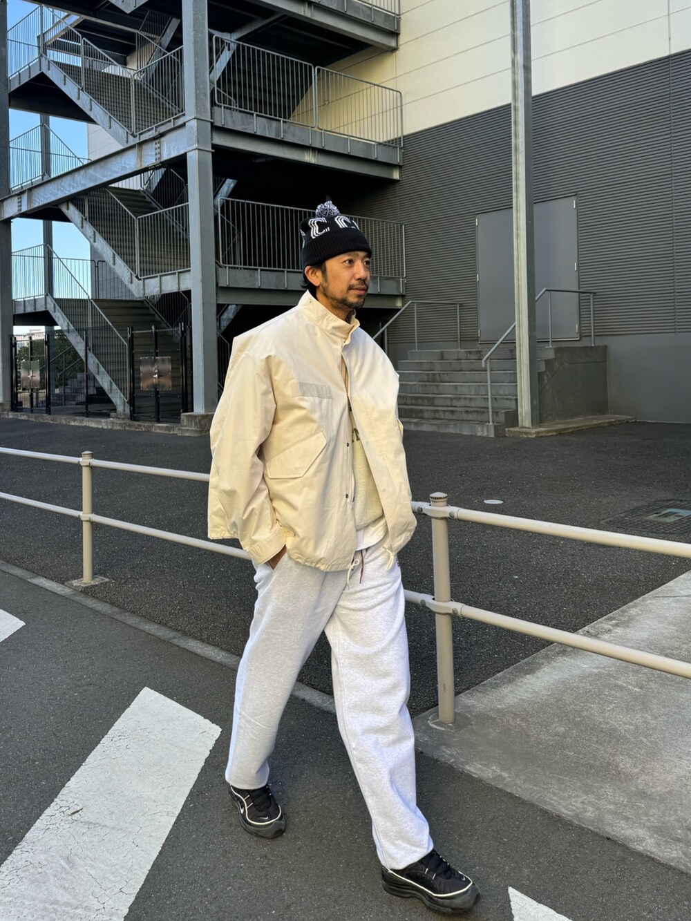 ホワイト系のモッズコート、グレー系のスウェット、グレー系のスウェットパンツを着用したメンズの冬コーディネートの3枚目の写真