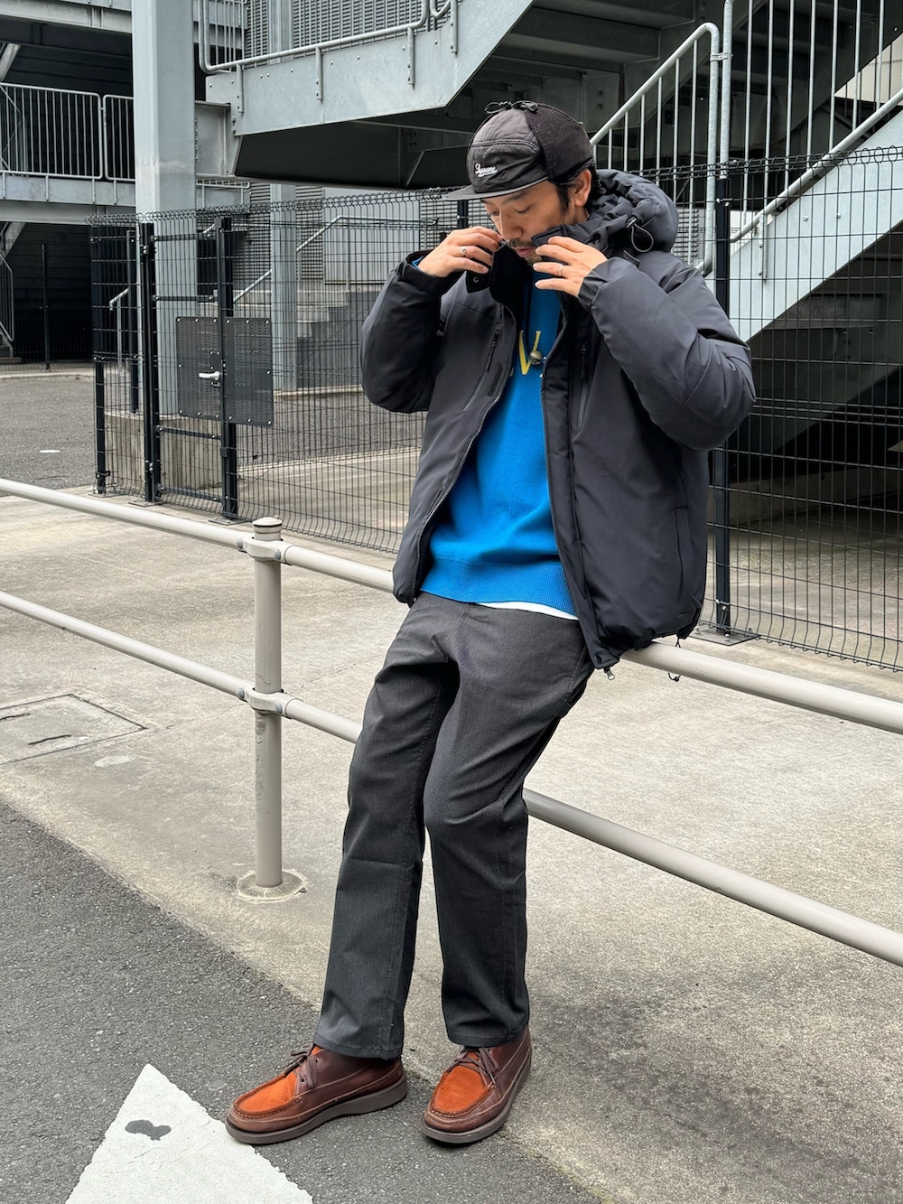 ブラック系のダウンジャケット/コート、ブルー系のTシャツ/カットソー、ブラック系のデニムパンツを着用したメンズの冬コーディネートの3枚目の写真