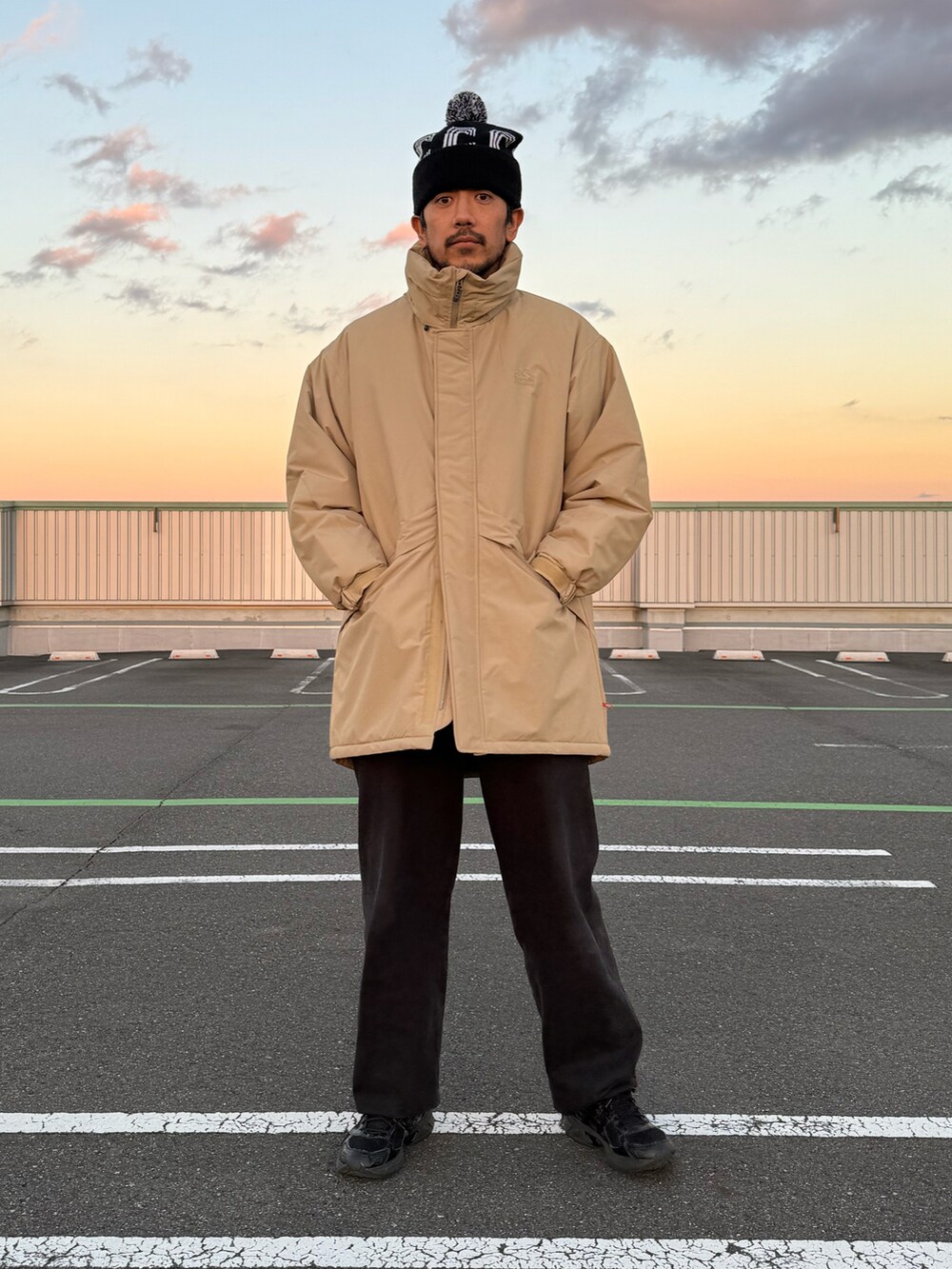 「ファッションを楽しもう、お出かけコーデ、コート、スウェット、スニーカー、きれいめカジュアル、冬コーデ、淡色コーデ、ストリート、ダウンジャケット、モンスターパーカー、スウェットパンツ、ニット帽、ビーニー、秋冬コーデ」｜「Franklin Climbingの【Franklin Climbing】ブロックモンスターパーカー（ダウンジャケット/コート、ブラック系）」を使った、sjさん（メンズ・182cm）の秋コーディネートの3枚目の写真