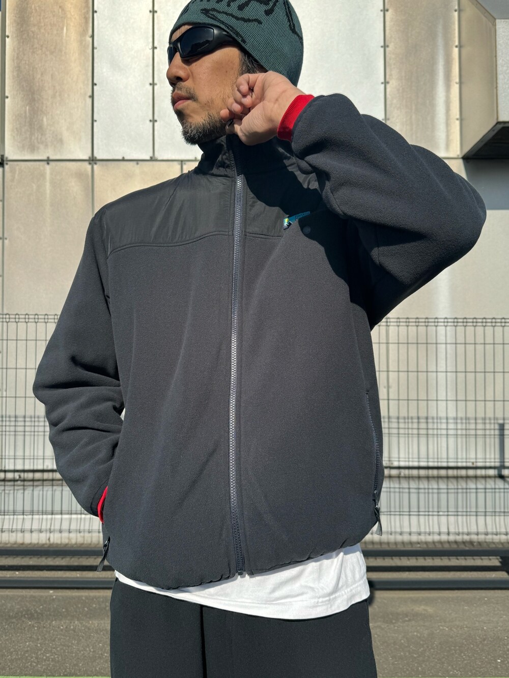 「ストリート、レイヤードスタイル、冬コーデ、冬アウター、赤、冬を彩る色いろコーデ、休日スタイル、スウェット、スニーカー、ニット帽、お出かけコーデ、古着MIX、モノトーン、デートコーデ、大人カジュアル」｜「90s championのアイテム（スウェット、レッド系）」を使った、sjさん（メンズ・182cm）の冬コーディネートの8枚目の写真