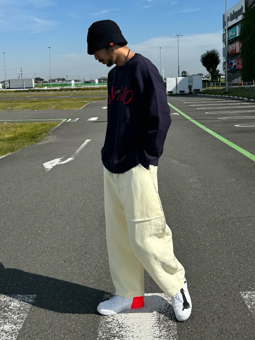 「厚底シューズ、バケットハット、スウェット、スポーツミックス、お出かけコーデ、スニーカー、きれいめカジュアル、冬コーデ、ストリート、ニット、スウエットパンツ、カジュアルコーデ、高身長コーデ、NIKE、ストリートMIX」｜「UNIVERSAL OVERALLの【UNIVERSAL OVERALL】別注ニットバケットハット（ハット、ブルー系）」を使った、sjさん（メンズ・182cm）の秋コーディネートの3枚目の写真