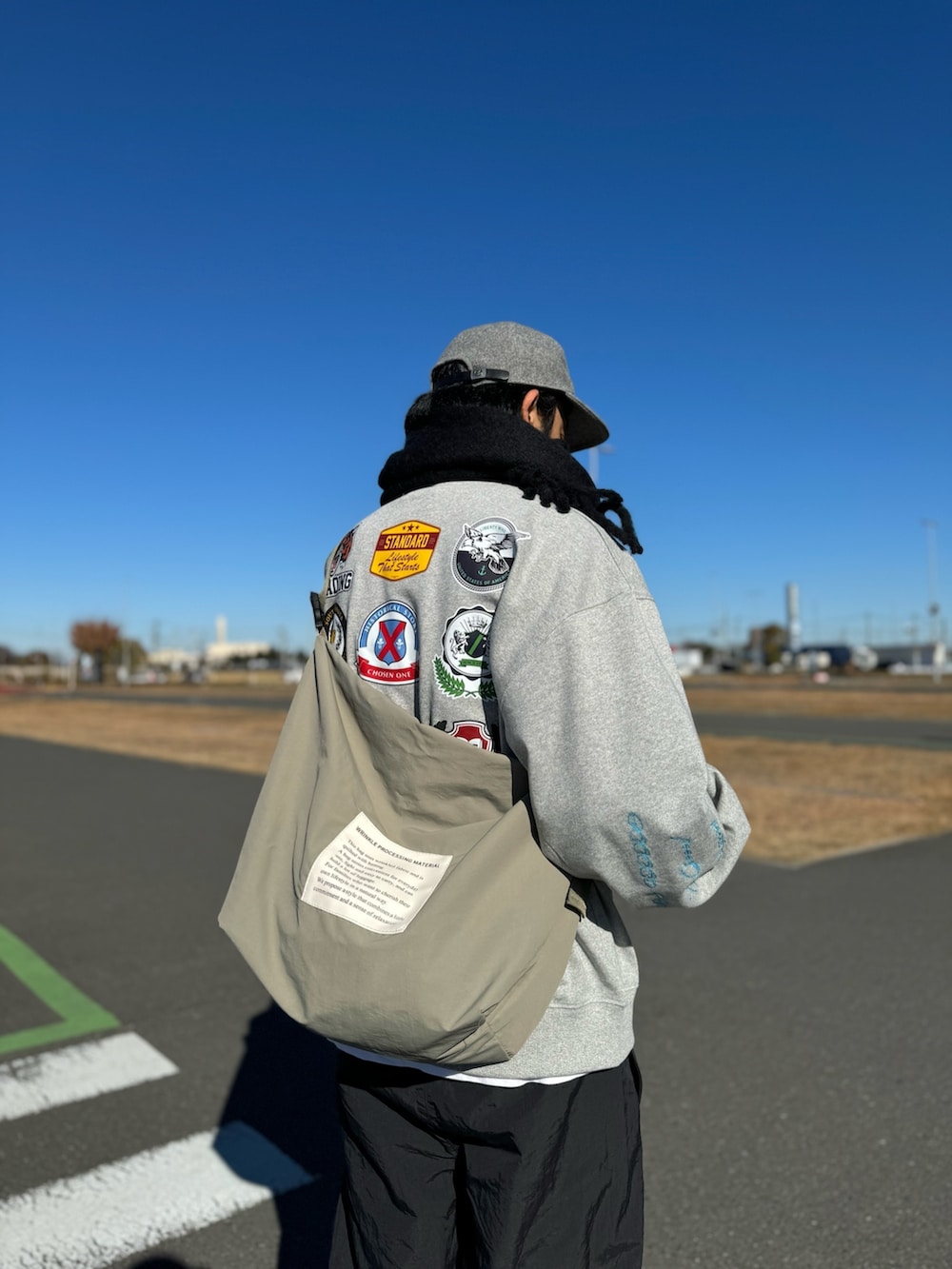 「ストリート、マフラーぐるぐる、スウェット、キャップ、休日スタイル、マイベストコーデ2023、お出かけコーデ、マフラー、秋冬コーデ、冬コーデ、大人カジュアル、刺繍、モノトーン、ゴープコア、革靴」｜「GOODENOUGHのアイテム（キャップ、グレー系）」を使った、sjさん（メンズ・182cm）の冬コーディネートの6枚目の写真