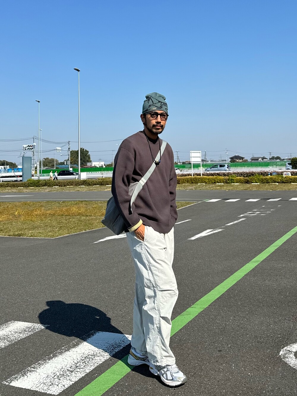 「ニット、ストリート、ショルダーバッグ、モノトーン、ビッグシルエット、スポーツミックス、お出かけコーデ、プチプラ、ビーニー、サングラス、スニーカー、シンプルコーデ、オトナカジュアル、y2k、秋冬コーデ」｜「CIAOPANIC TYPYの【ユニセックス】キープシェイプワッフルニットプルオーバー/WEB限定カラーあり（ニット/セーター、グレー系）」を使った、sjさん（メンズ・182cm）の秋コーディネートの3枚目の写真