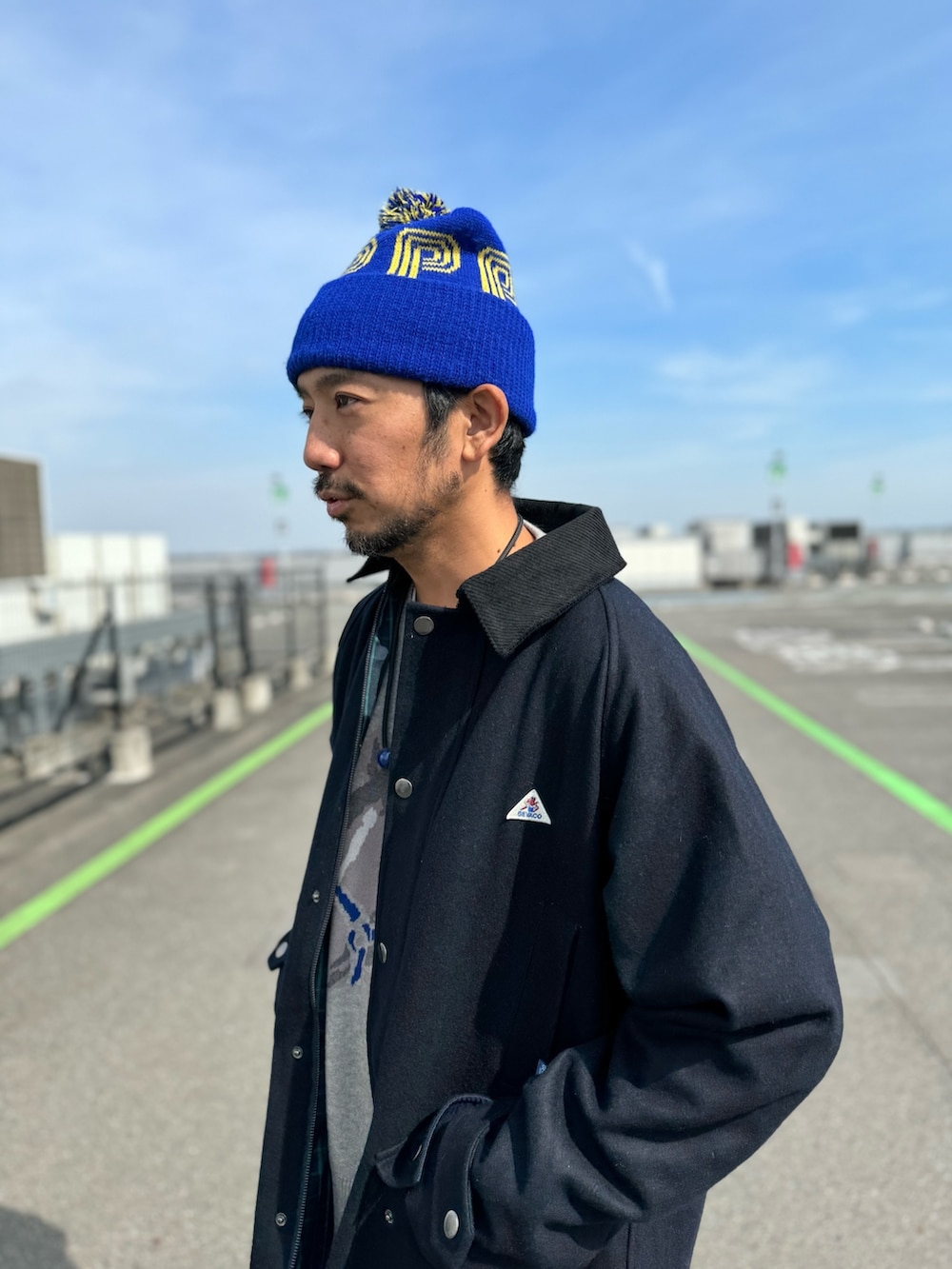 グレー系のスウェットパンツ、ブルー系のその他アウター、グレー系のニット/セーターを着用したメンズの秋コーディネートの6枚目の写真