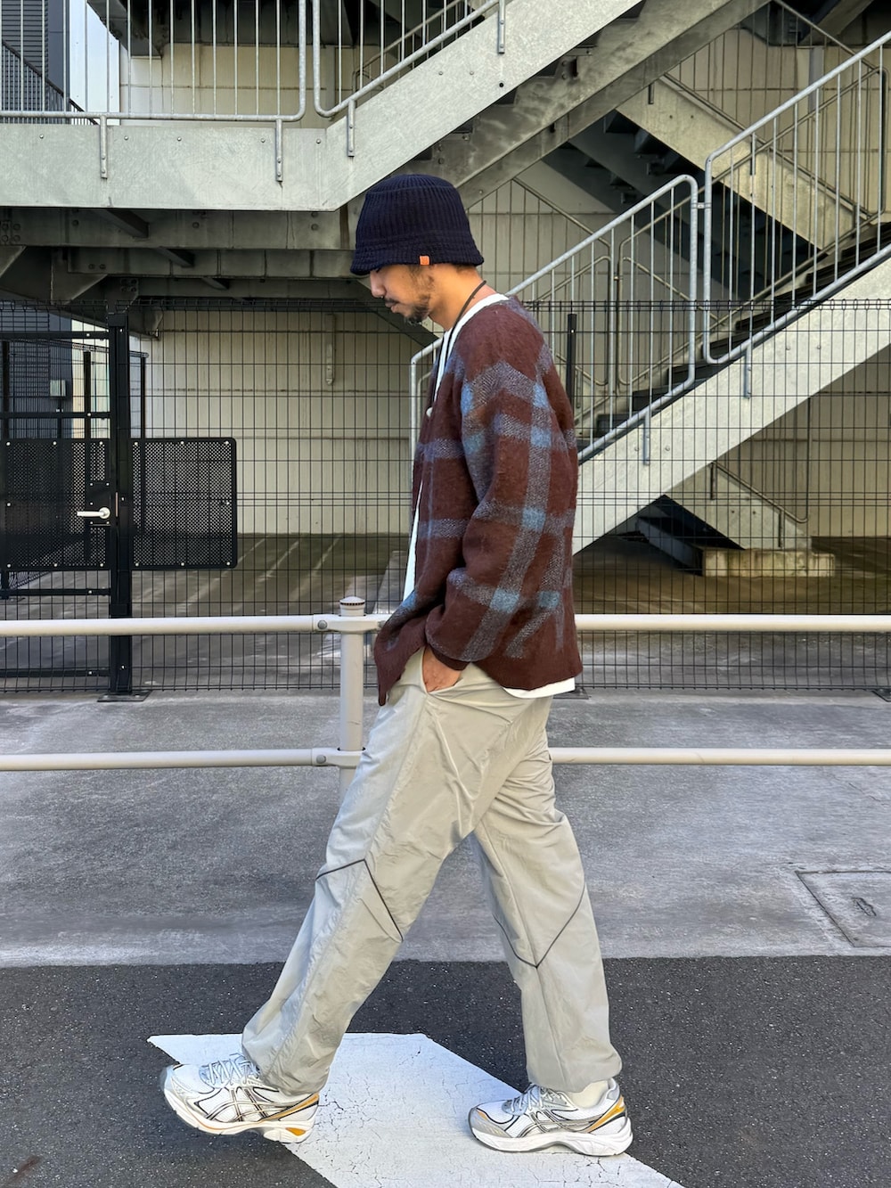 ブラウン系のカーディガン/ボレロ、ホワイト系のTシャツ/カットソー、シルバー系のその他パンツを着用したメンズの秋コーディネートの6枚目の写真