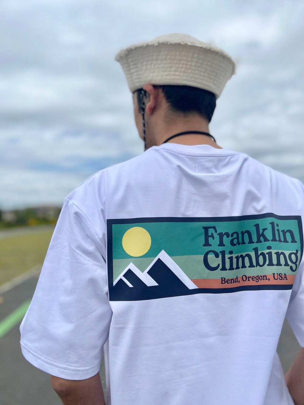 ホワイト系のシャツ/ブラウス、ホワイト系のデニムパンツ、ベージュ系のサンダルを着用したメンズの春コーディネートの4枚目の写真