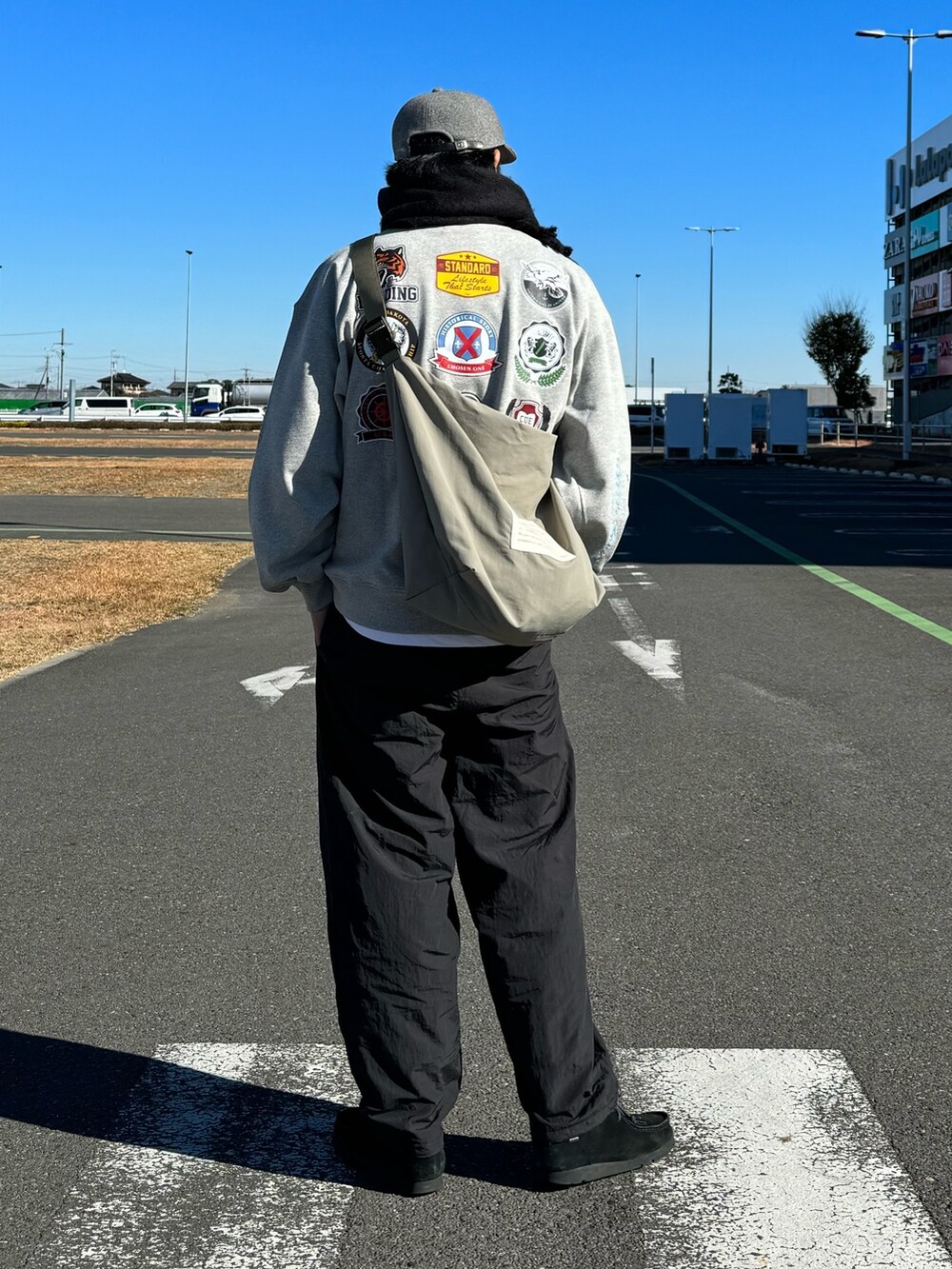 「ストリート、マフラーぐるぐる、スウェット、キャップ、休日スタイル、マイベストコーデ2023、お出かけコーデ、マフラー、秋冬コーデ、冬コーデ、大人カジュアル、刺繍、モノトーン、ゴープコア、革靴」｜「GOODENOUGHのアイテム（キャップ、グレー系）」を使った、sjさん（メンズ・182cm）の冬コーディネートの5枚目の写真