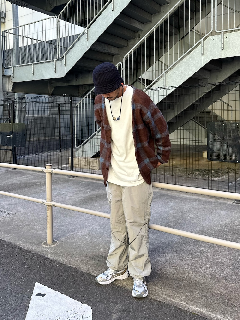 ブラウン系のカーディガン/ボレロ、ホワイト系のTシャツ/カットソー、シルバー系のその他パンツを着用したメンズの秋コーディネートの4枚目の写真