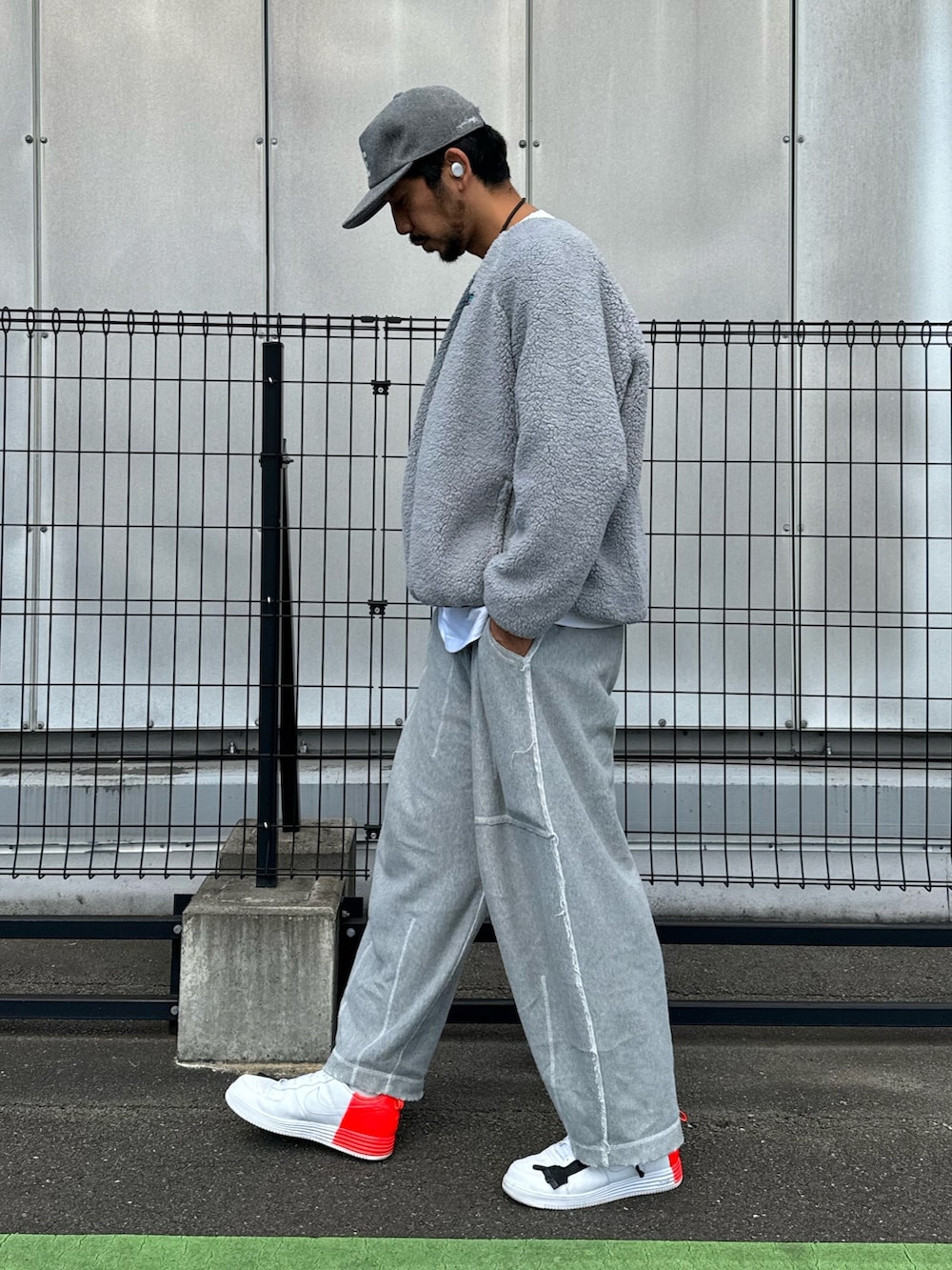 グレー系のブルゾン、ホワイト系のTシャツ/カットソー、グレー系のスウェットパンツを着用したメンズの秋コーディネートの4枚目の写真