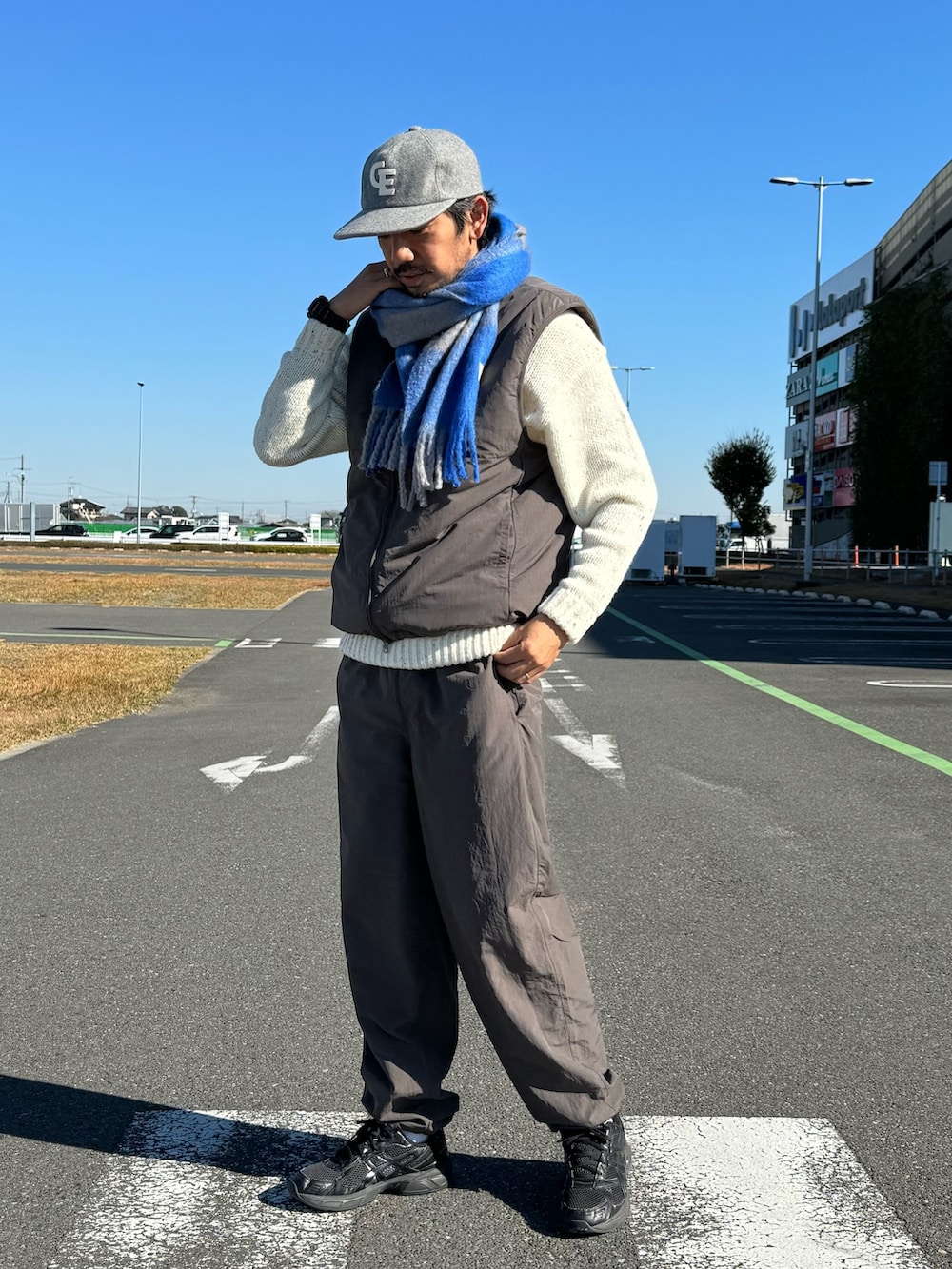 ブラック系のパンツ、ブラック系のスニーカー、ブラック系のジャケット/アウターを着用したメンズの秋コーディネートの2枚目の写真