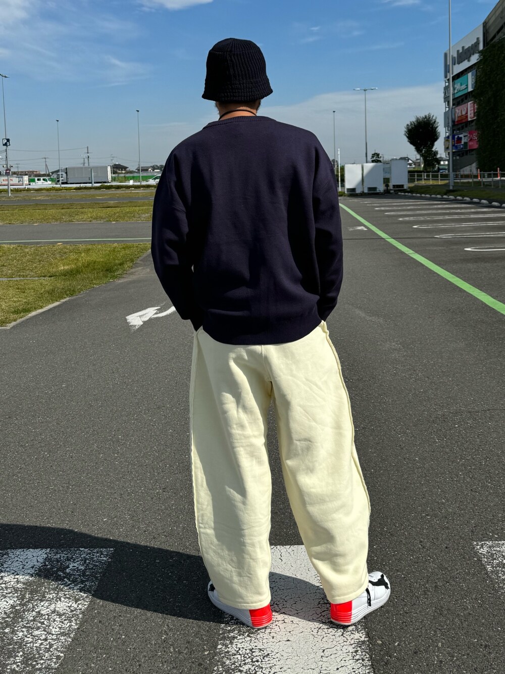 「厚底シューズ、バケットハット、スウェット、スポーツミックス、お出かけコーデ、スニーカー、きれいめカジュアル、冬コーデ、ストリート、ニット、スウエットパンツ、カジュアルコーデ、高身長コーデ、NIKE、ストリートMIX」｜「UNIVERSAL OVERALLの【UNIVERSAL OVERALL】別注ニットバケットハット（ハット、ブルー系）」を使った、sjさん（メンズ・182cm）の秋コーディネートの4枚目の写真