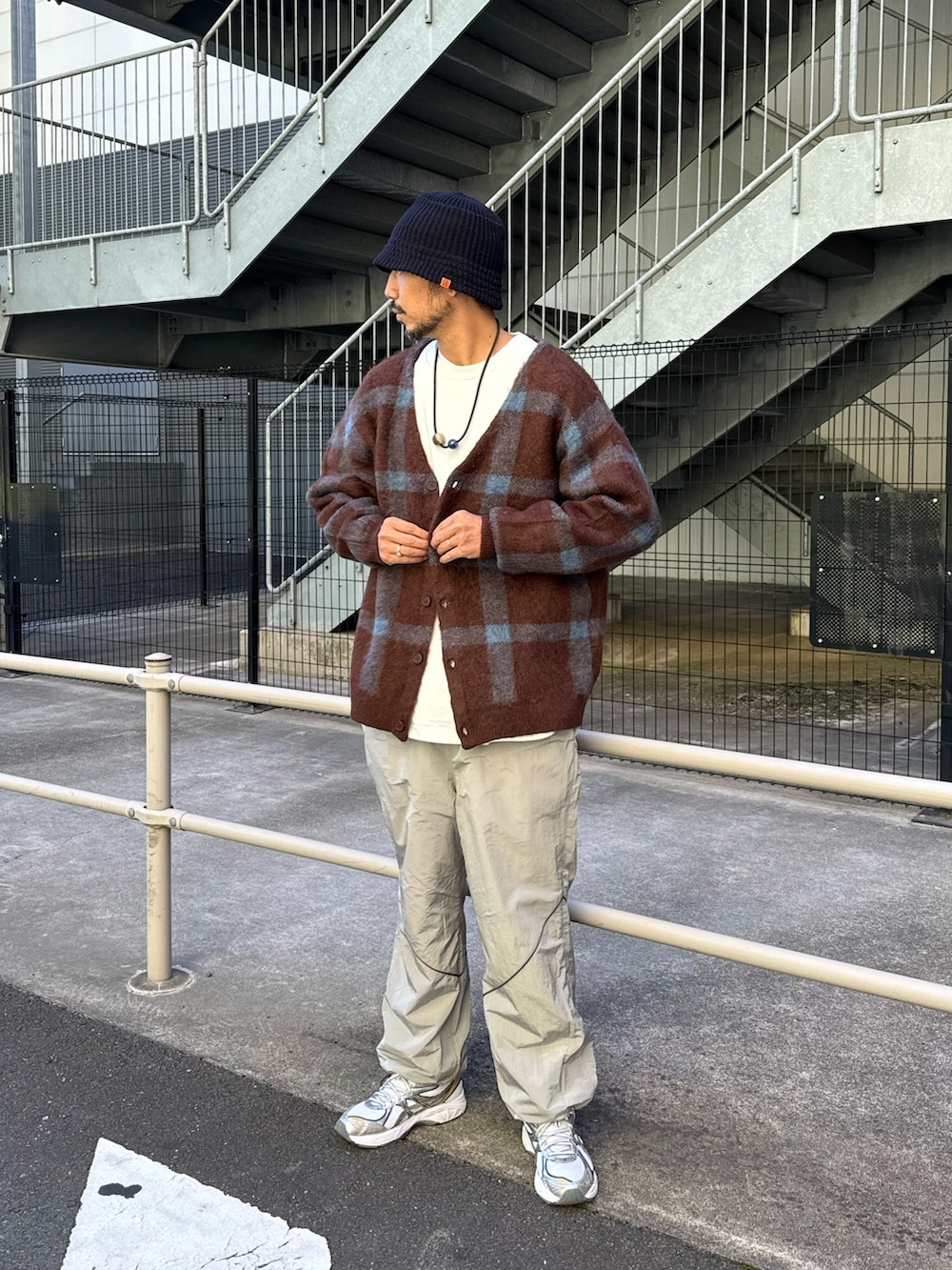 ブラウン系のカーディガン/ボレロ、ホワイト系のTシャツ/カットソー、シルバー系のその他パンツを着用したメンズの秋コーディネートの3枚目の写真