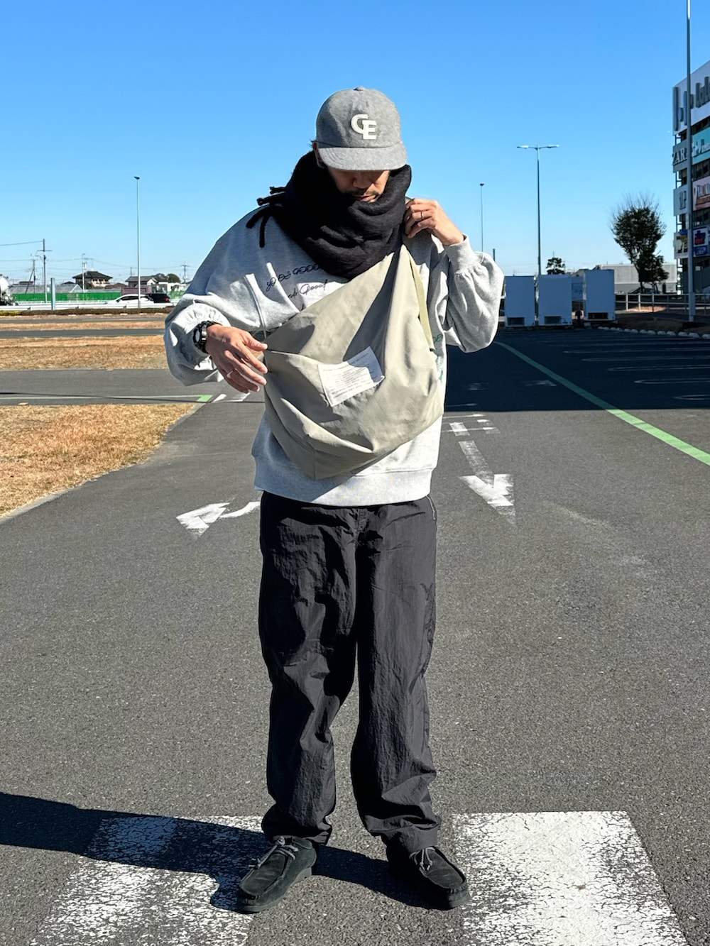「ストリート、マフラーぐるぐる、スウェット、キャップ、休日スタイル、マイベストコーデ2023、お出かけコーデ、マフラー、秋冬コーデ、冬コーデ、大人カジュアル、刺繍、モノトーン、ゴープコア、革靴」｜「GOODENOUGHのアイテム（キャップ、グレー系）」を使った、sjさん（メンズ・182cm）の冬コーディネートの4枚目の写真