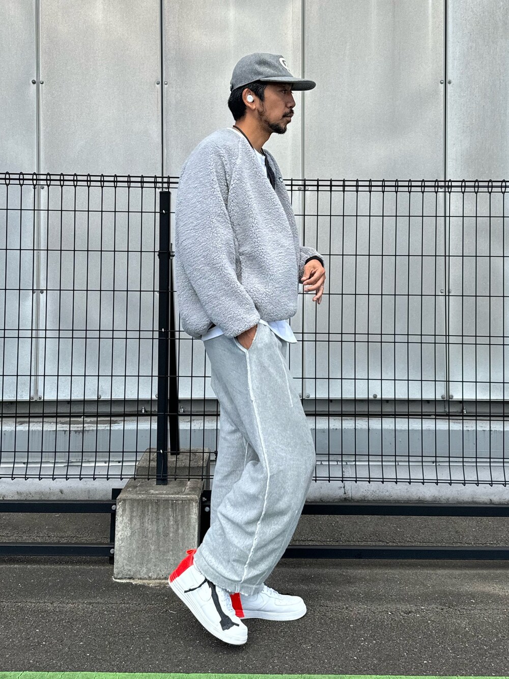 グレー系のブルゾン、ホワイト系のTシャツ/カットソー、グレー系のスウェットパンツを着用したメンズの秋コーディネートの7枚目の写真