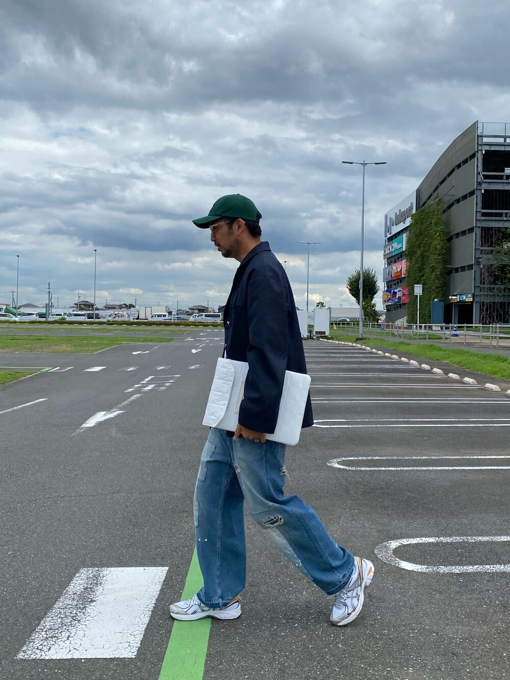 ブルー系のテーラードジャケット、グレー系のTシャツ/カットソー、ホワイト系のハンドバッグを着用したメンズの秋コーディネートの3枚目の写真