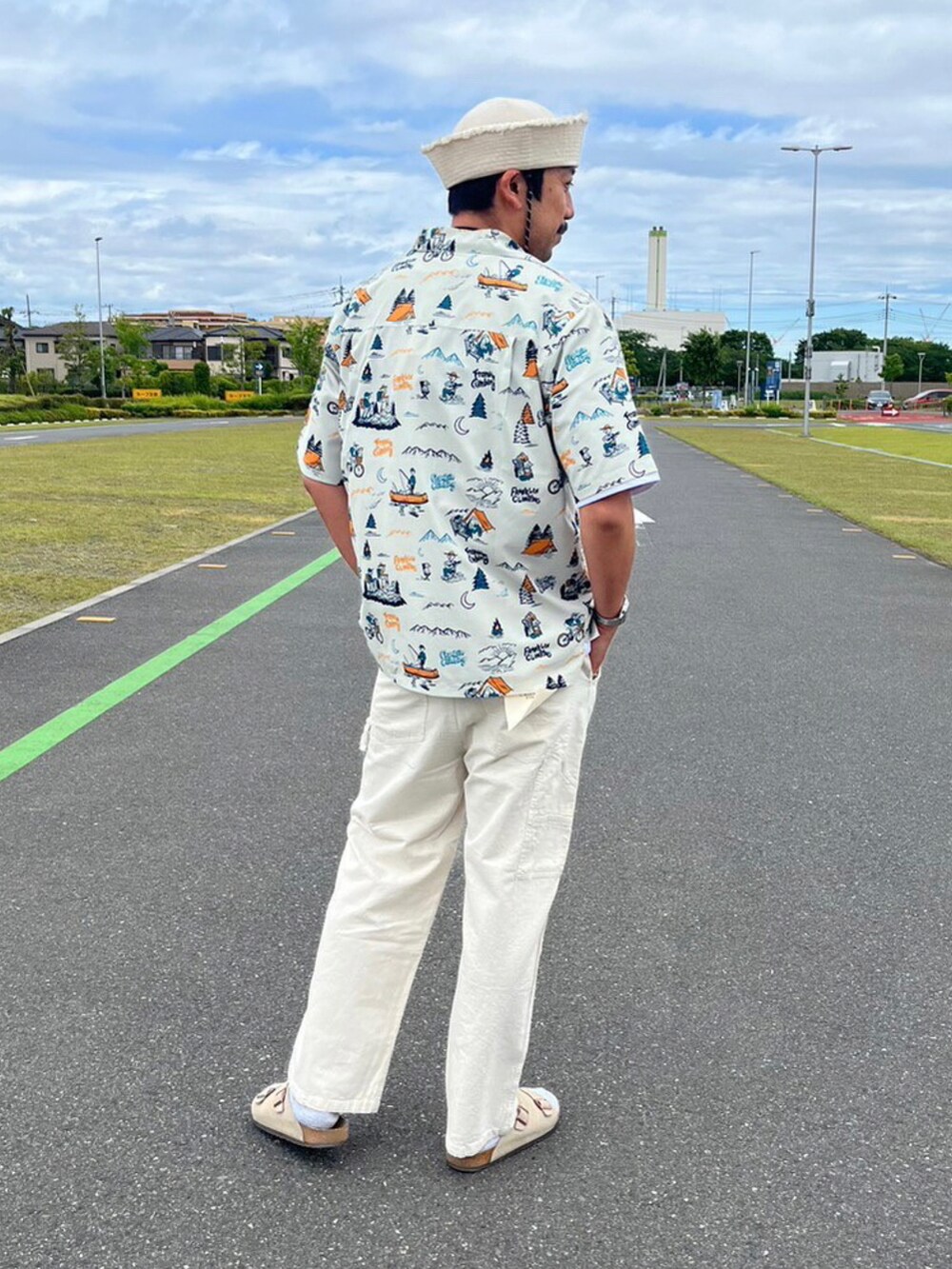 ホワイト系のシャツ/ブラウス、ホワイト系のデニムパンツ、ベージュ系のサンダルを着用したメンズの春コーディネートの2枚目の写真