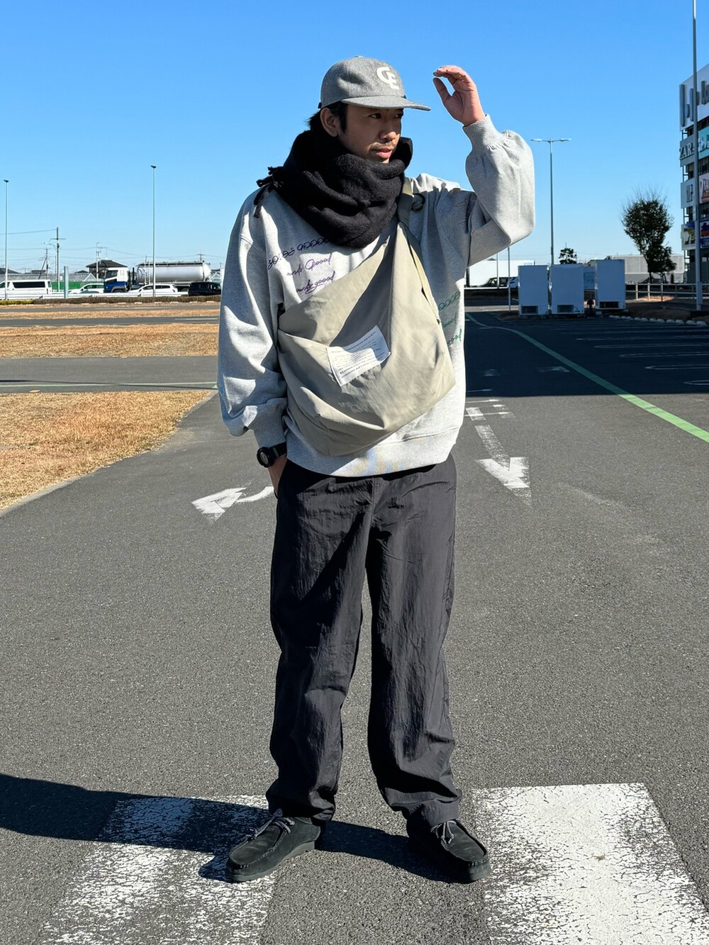 「ストリート、マフラーぐるぐる、スウェット、キャップ、休日スタイル、マイベストコーデ2023、お出かけコーデ、マフラー、秋冬コーデ、冬コーデ、大人カジュアル、刺繍、モノトーン、ゴープコア、革靴」｜「GOODENOUGHのアイテム（キャップ、グレー系）」を使った、sjさん（メンズ・182cm）の冬コーディネートの3枚目の写真
