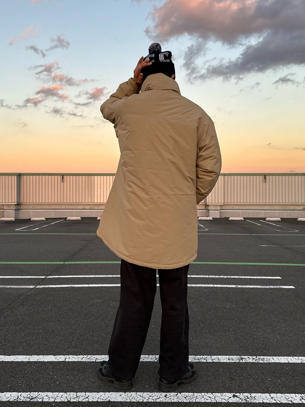 「ファッションを楽しもう、お出かけコーデ、コート、スウェット、スニーカー、きれいめカジュアル、冬コーデ、淡色コーデ、ストリート、ダウンジャケット、モンスターパーカー、スウェットパンツ、ニット帽、ビーニー、秋冬コーデ」｜「Franklin Climbingの【Franklin Climbing】ブロックモンスターパーカー（ダウンジャケット/コート、ブラック系）」を使った、sjさん（メンズ・182cm）の秋コーディネートの5枚目の写真