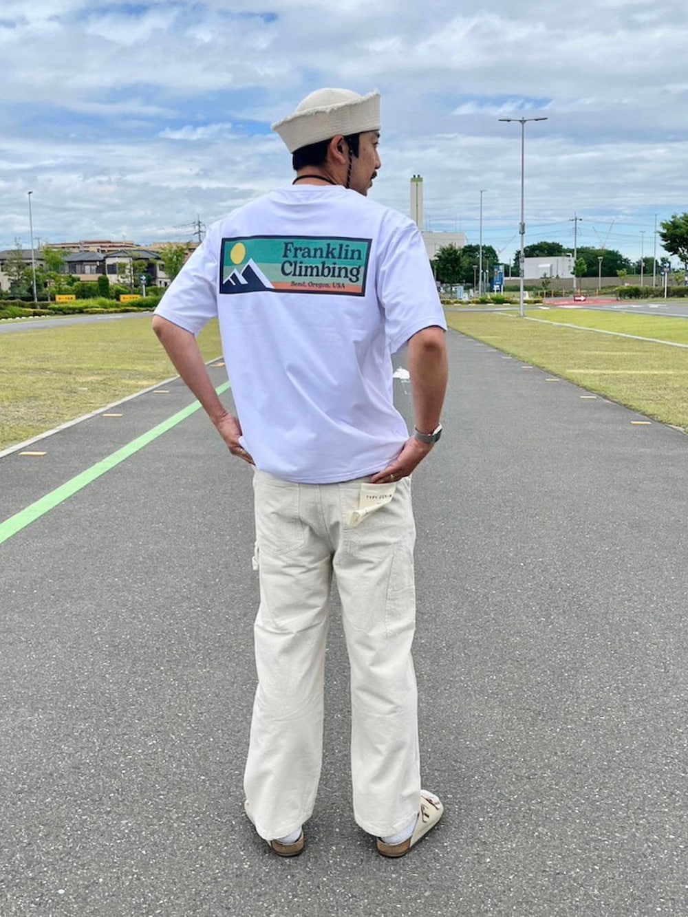 ホワイト系のシャツ/ブラウス、ホワイト系のデニムパンツ、ベージュ系のサンダルを着用したメンズの春コーディネートの3枚目の写真