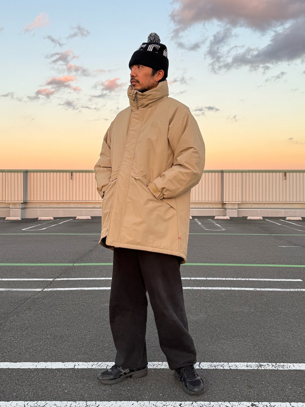 「ファッションを楽しもう、お出かけコーデ、コート、スウェット、スニーカー、きれいめカジュアル、冬コーデ、淡色コーデ、ストリート、ダウンジャケット、モンスターパーカー、スウェットパンツ、ニット帽、ビーニー、秋冬コーデ」｜「Franklin Climbingの【Franklin Climbing】ブロックモンスターパーカー（ダウンジャケット/コート、ブラック系）」を使った、sjさん（メンズ・182cm）の秋コーディネートの4枚目の写真