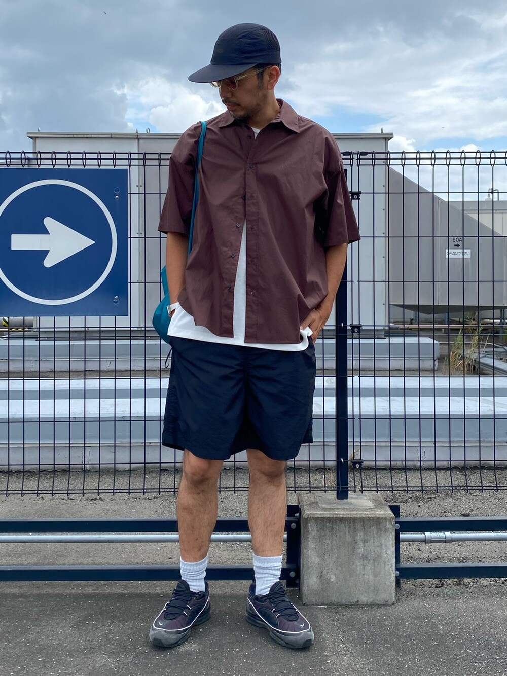 ブラウン系のシャツ/ブラウス、ホワイト系のタンクトップ、ブルー系のショルダーバッグを着用したメンズの夏コーディネートの2枚目の写真