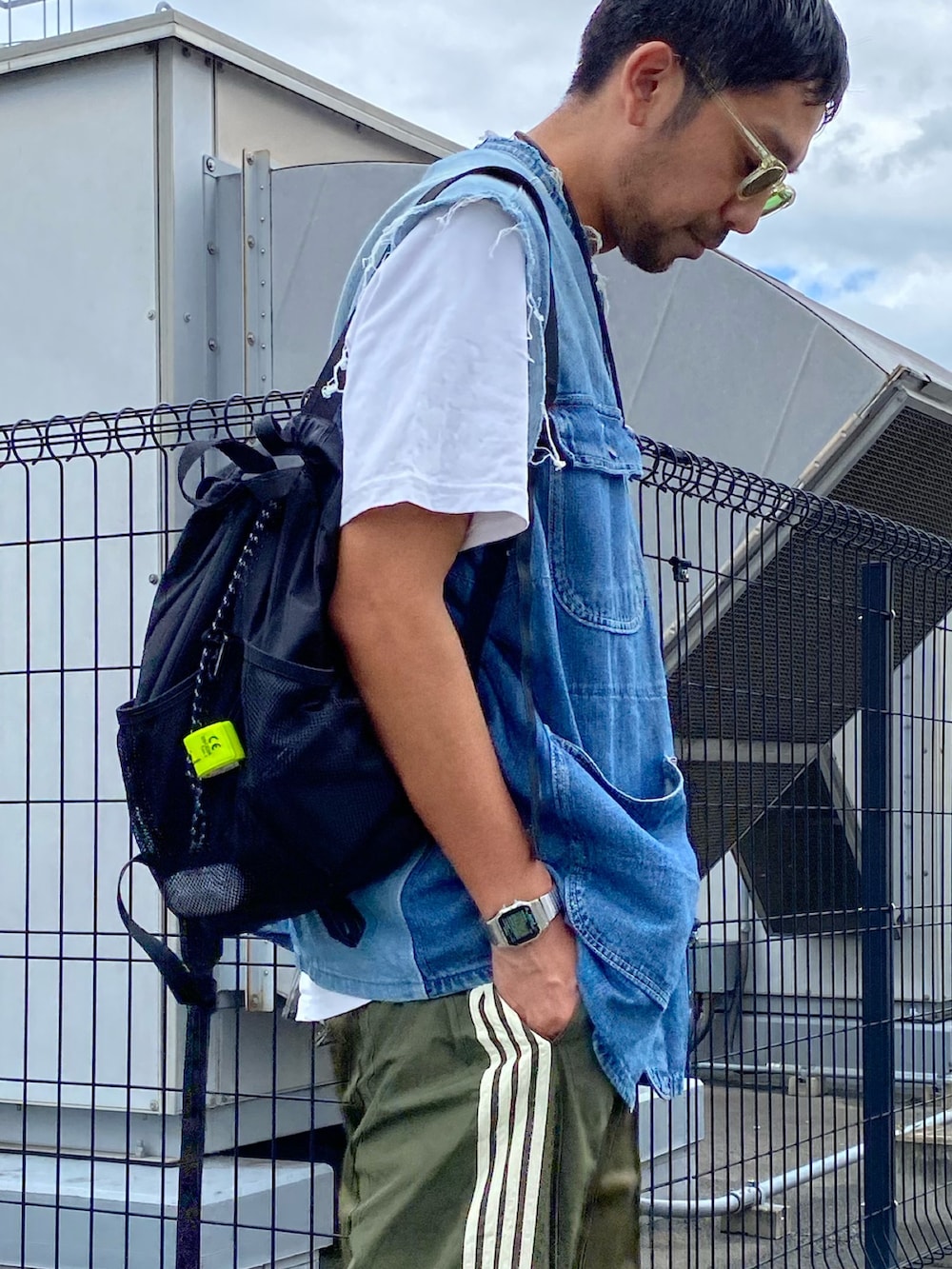「デニム、ベスト、古着MIX、サングラス、サンダル、メガネ男子、トラックパンツ、リュック、秋服準備はじめました、カラー×コーデ、ミニバッグ、休日スタイル、きれいめカジュアル、大人カジュアル、韓国ファッション」｜「CIAOPANIC TYPYの【etsinta/エシンタ】ビンテージリメイクデニムオーバーベスト（ベスト、ブルー系）」を使った、sjさん（メンズ・182cm）の夏コーディネートの5枚目の写真