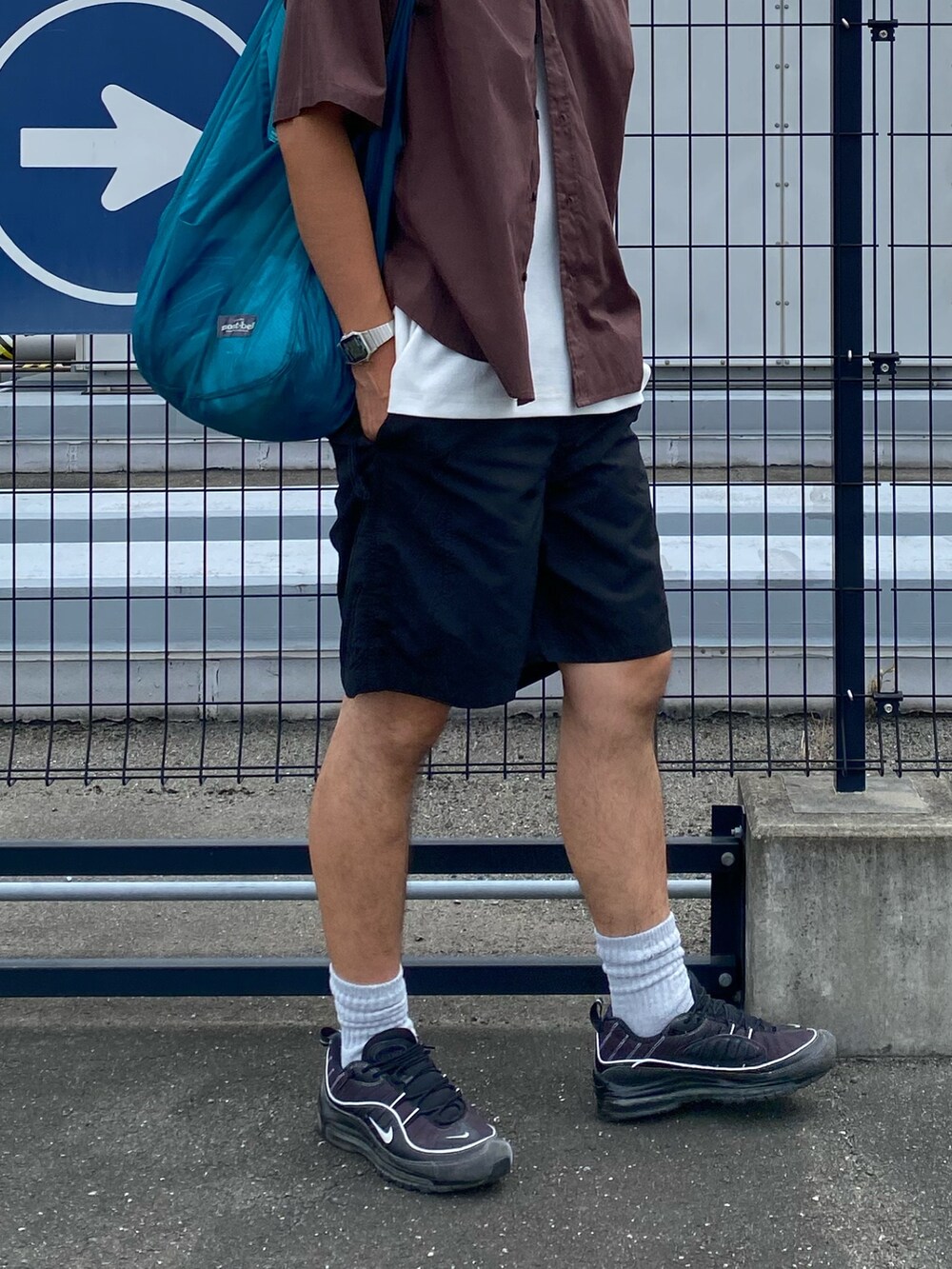 ブラウン系のシャツ/ブラウス、ホワイト系のタンクトップ、ブルー系のショルダーバッグを着用したメンズの夏コーディネートの5枚目の写真