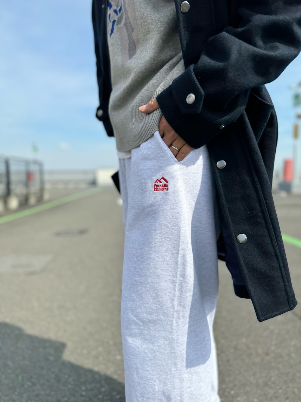 グレー系のスウェットパンツ、ブルー系のその他アウター、グレー系のニット/セーターを着用したメンズの秋コーディネートの8枚目の写真