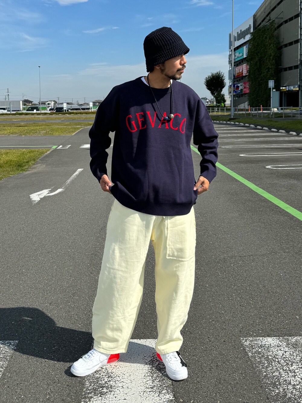 「厚底シューズ、バケットハット、スウェット、スポーツミックス、お出かけコーデ、スニーカー、きれいめカジュアル、冬コーデ、ストリート、ニット、スウエットパンツ、カジュアルコーデ、高身長コーデ、NIKE、ストリートMIX」｜「UNIVERSAL OVERALLの【UNIVERSAL OVERALL】別注ニットバケットハット（ハット、ブルー系）」を使った、sjさん（メンズ・182cm）の秋コーディネートの2枚目の写真