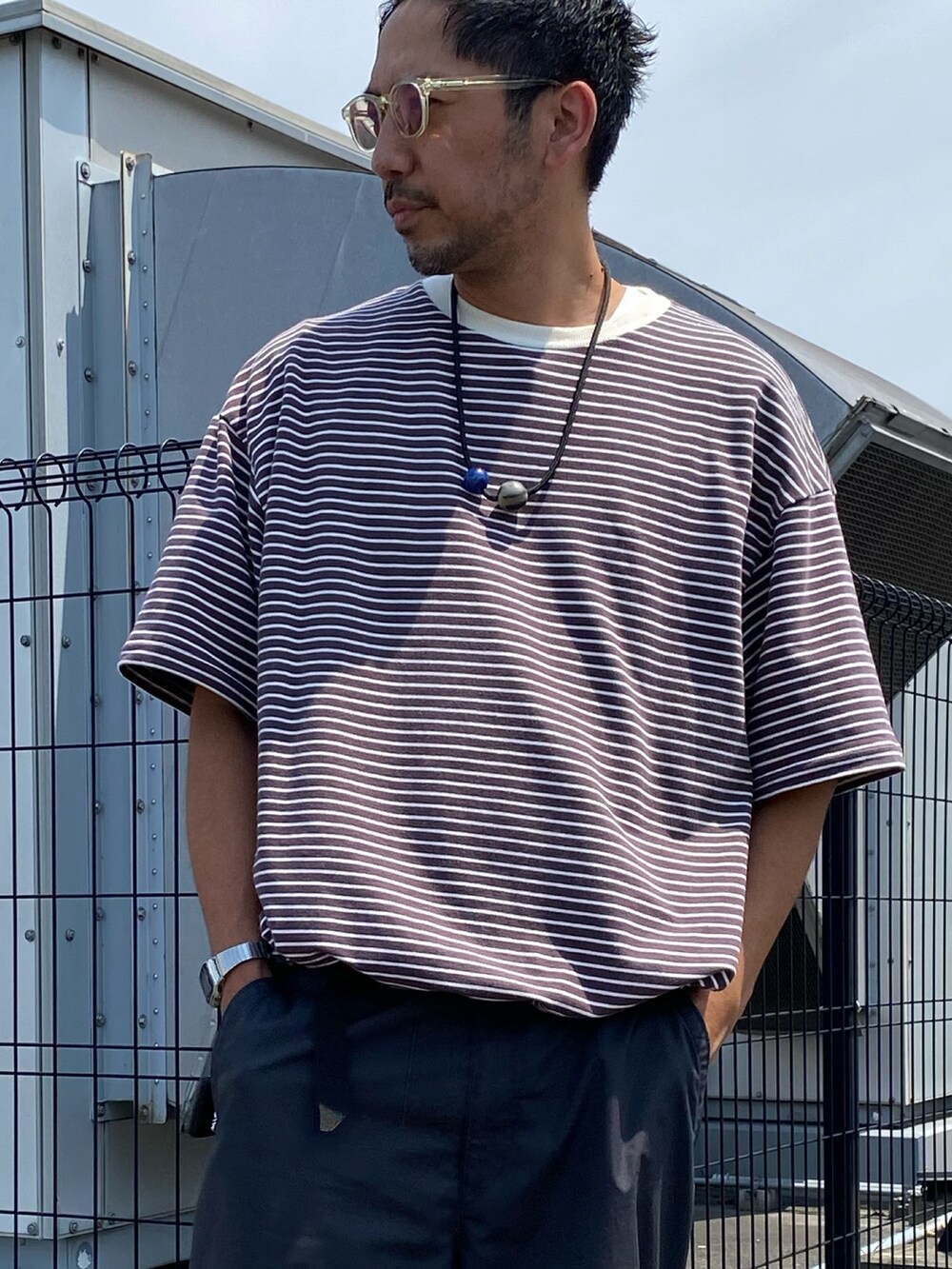 「ボーダー、サングラス、モノトーン、モノトーンコーデ、サンダル、ZOZOセール2023夏、夏セールで買いました、ビッグシルエット、メガネ男子、夏コーデ、お出かけコーデ、きれいめカジュアル、プチプラ、ラフコーデ、ナイロンパンツ」｜「CIAOPANIC TYPYのミニ裏毛ボーダー裾ドローコードビッグTee（Tシャツ/カットソー、グレー系）」を使った、sjさん（メンズ・182cm）の夏コーディネートの3枚目の写真