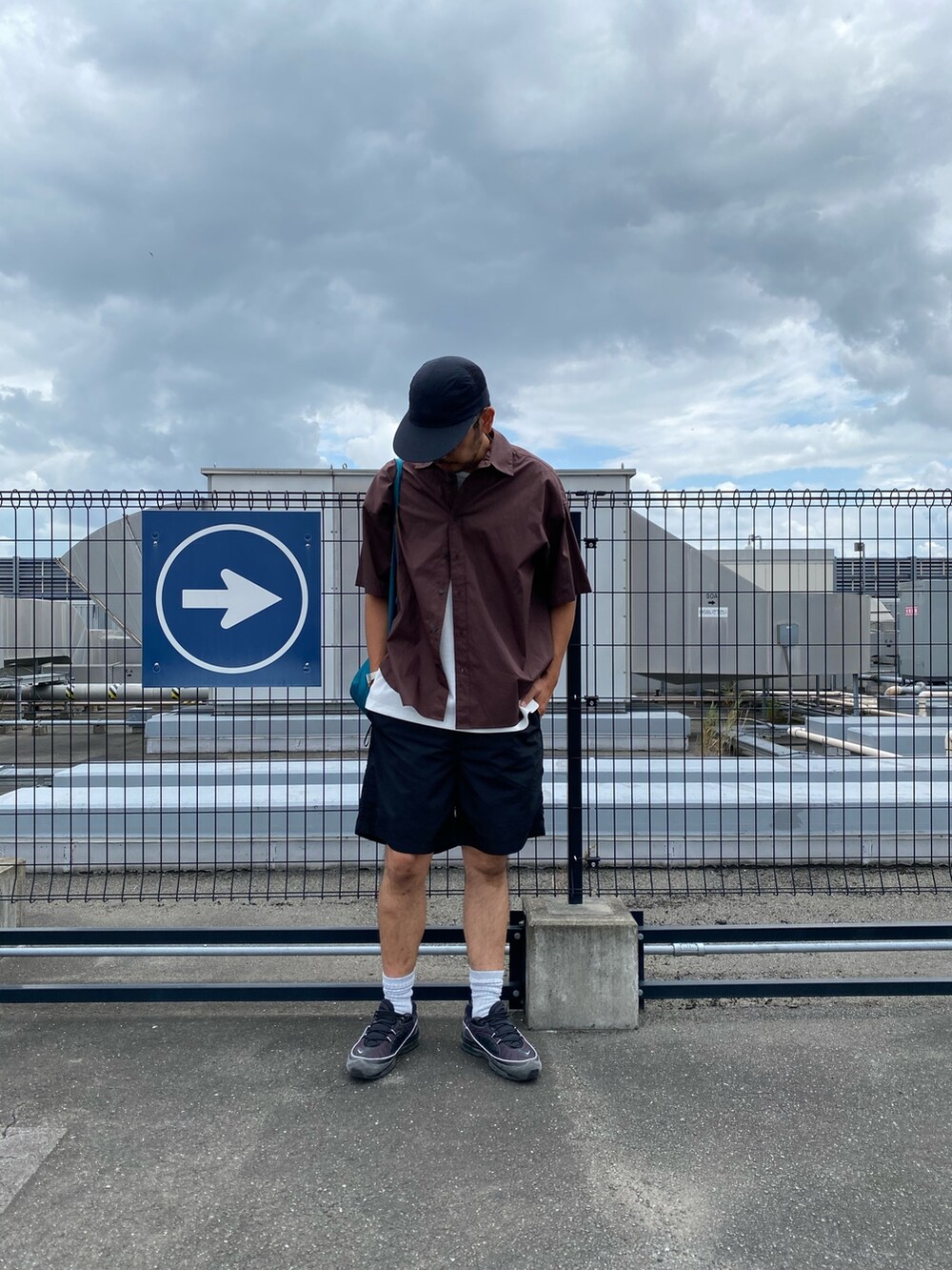 ブラウン系のシャツ/ブラウス、ホワイト系のタンクトップ、ブルー系のショルダーバッグを着用したメンズの夏コーディネートの3枚目の写真