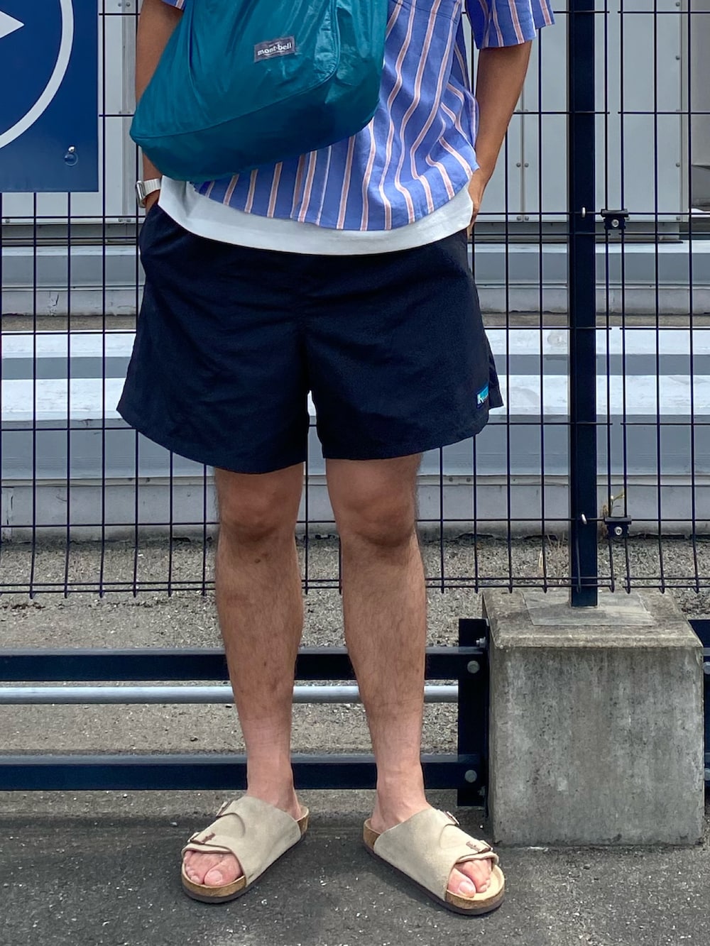 ブルー系のショルダーバッグ、ブルー系のシャツ/ブラウス、ホワイト系のタンクトップを着用したメンズの夏コーディネートの4枚目の写真