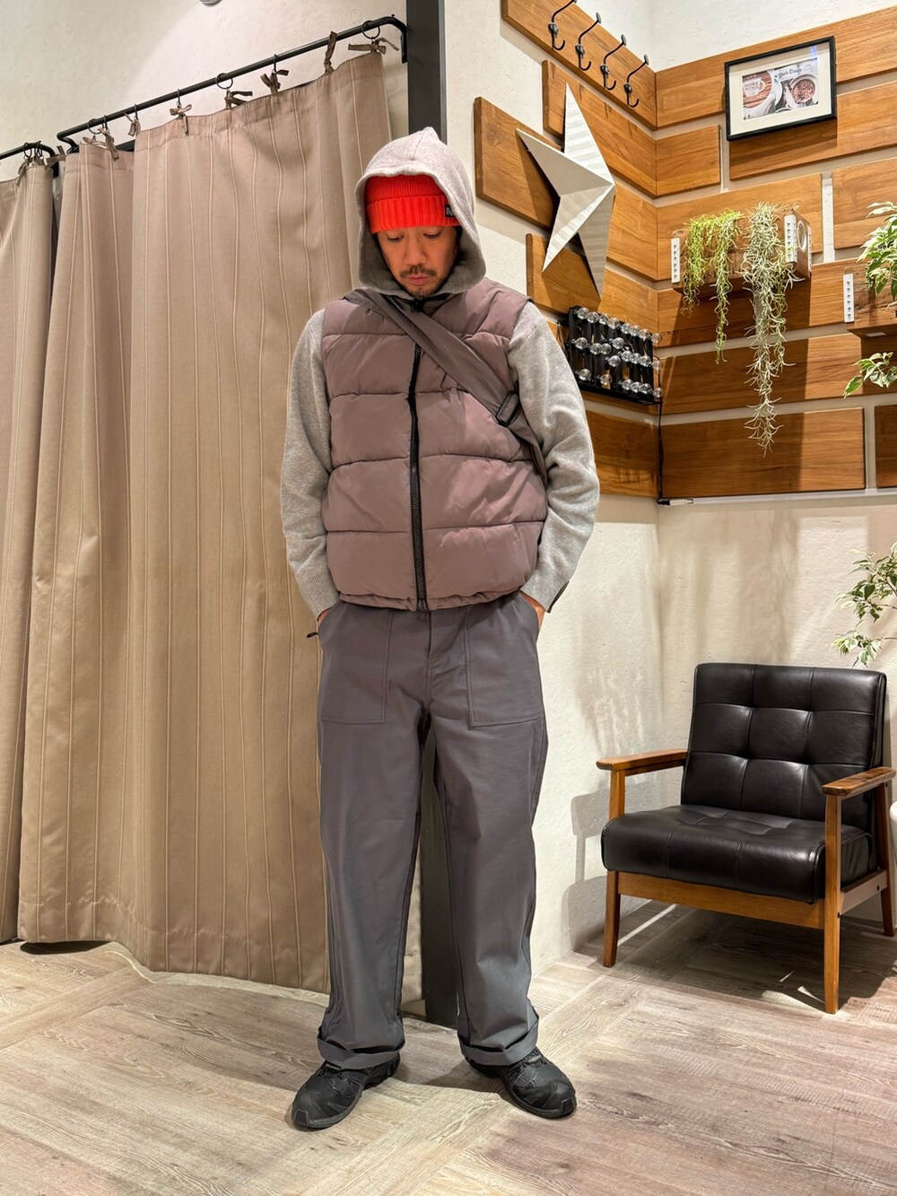 「モノトーン、秋冬コーデ、ストリート、カーゴパンツ、冬アウター、休日スタイル、淡色コーデ、マイベストコーデ2023、きれいめカジュアル、スニーカー、ニット帽、ベスト、クリスマスに着たい服、お出かけコーデ、グレー」｜「Franklin Climbingの【Franklin Climbing】ニットビーニー（ニットキャップ/ビーニー、ブラック系）」を使った、sjさん（メンズ・182cm）の冬コーディネートの3枚目の写真