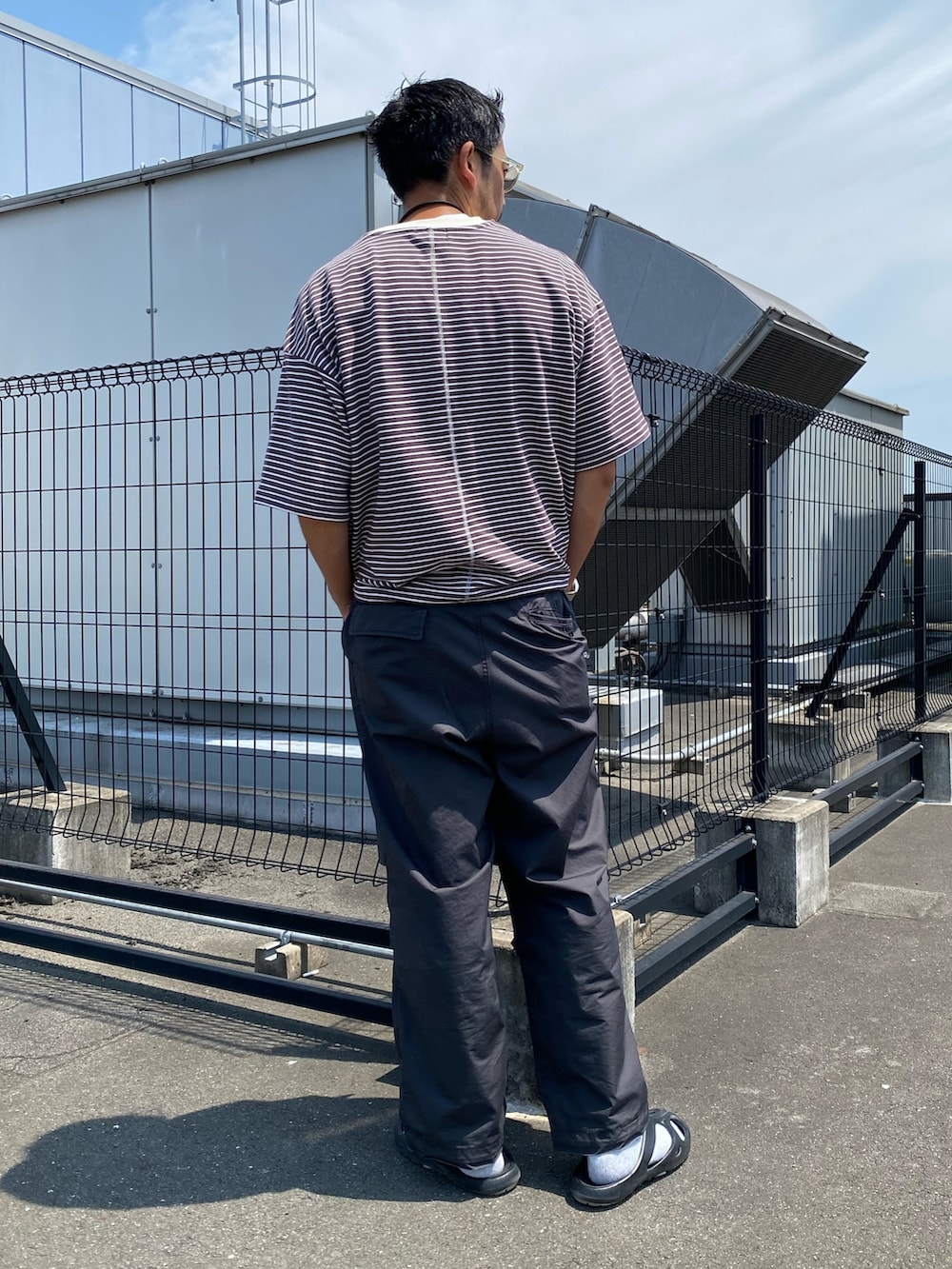 「ボーダー、サングラス、モノトーン、モノトーンコーデ、サンダル、ZOZOセール2023夏、夏セールで買いました、ビッグシルエット、メガネ男子、夏コーデ、お出かけコーデ、きれいめカジュアル、プチプラ、ラフコーデ、ナイロンパンツ」｜「CIAOPANIC TYPYのミニ裏毛ボーダー裾ドローコードビッグTee（Tシャツ/カットソー、グレー系）」を使った、sjさん（メンズ・182cm）の夏コーディネートの2枚目の写真