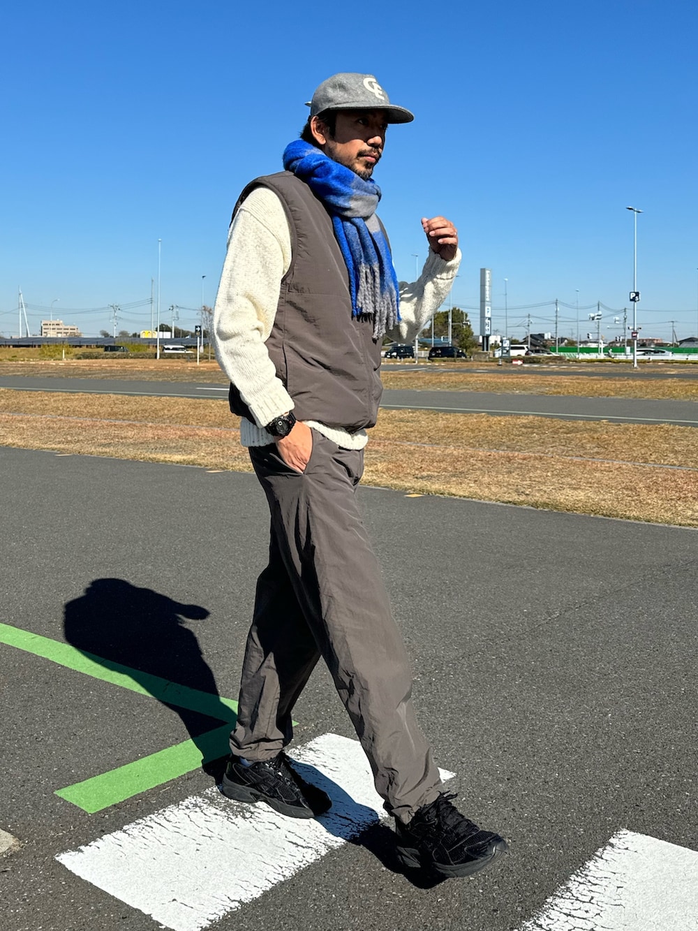 ブラック系のパンツ、ブラック系のスニーカー、ブラック系のジャケット/アウターを着用したメンズの秋コーディネートの4枚目の写真