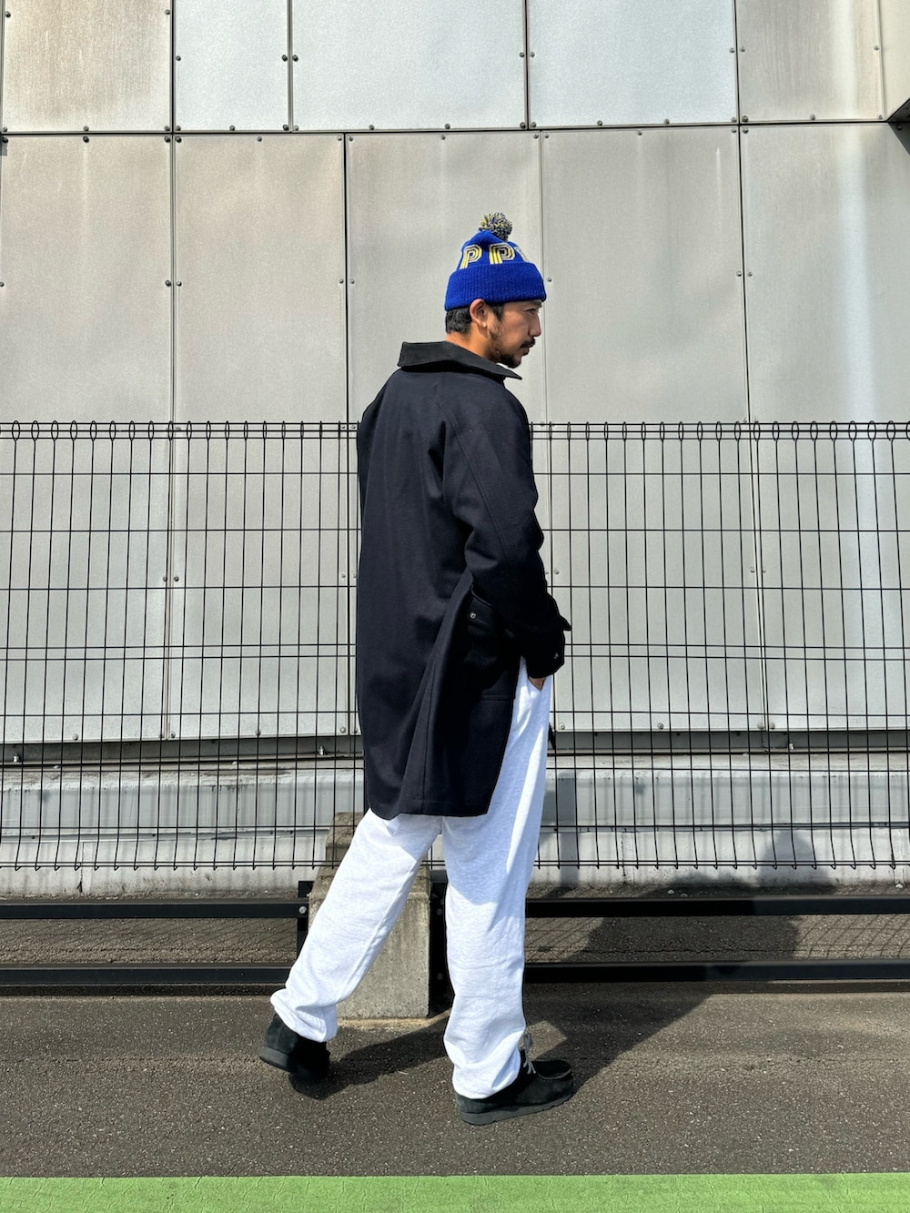 グレー系のスウェットパンツ、ブルー系のその他アウター、グレー系のニット/セーターを着用したメンズの秋コーディネートの4枚目の写真