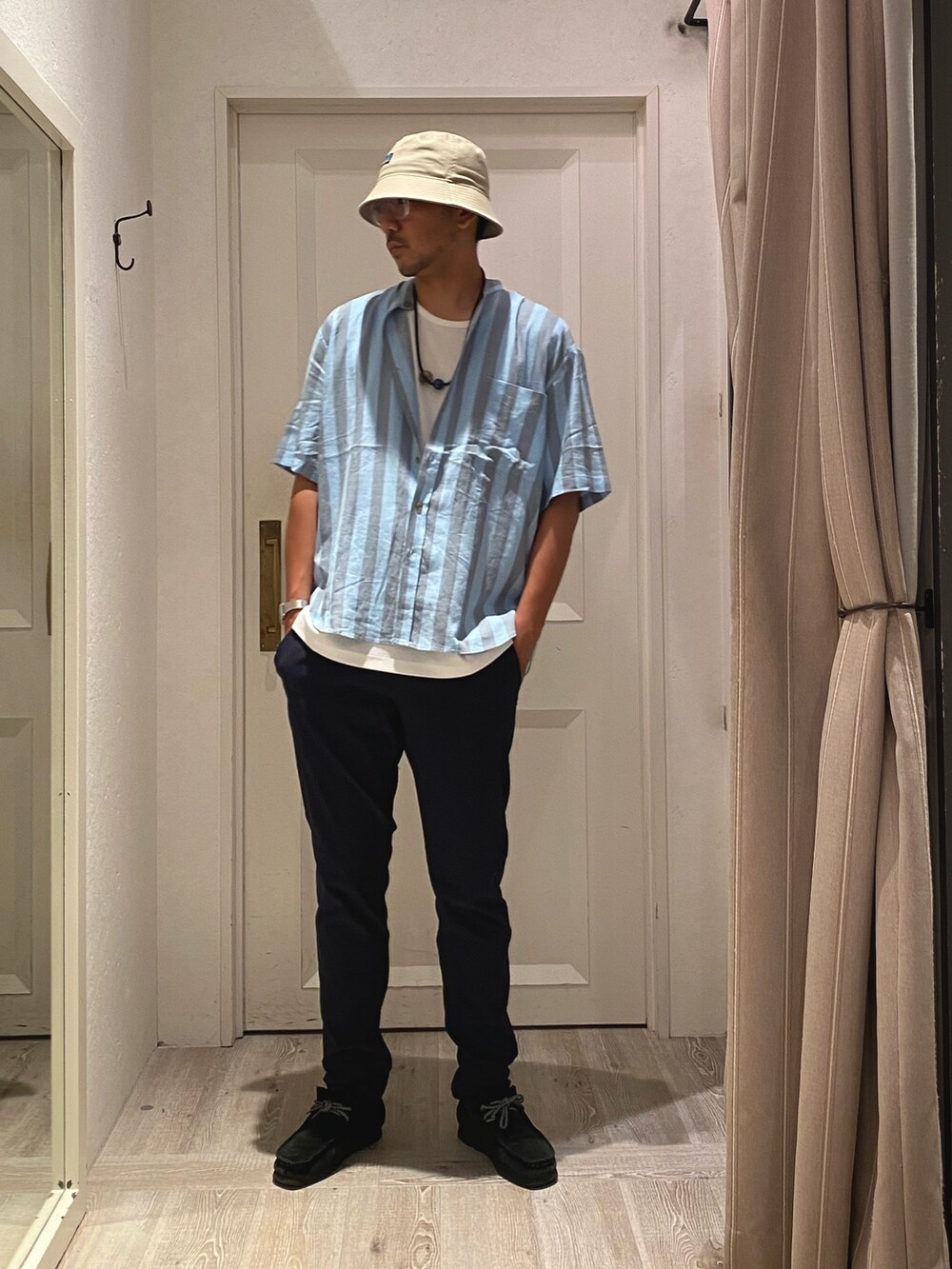 ブルー系のシャツ/ブラウス、グレー系のタンクトップ、ブルー系のパンツを着用したメンズの夏コーディネートの2枚目の写真