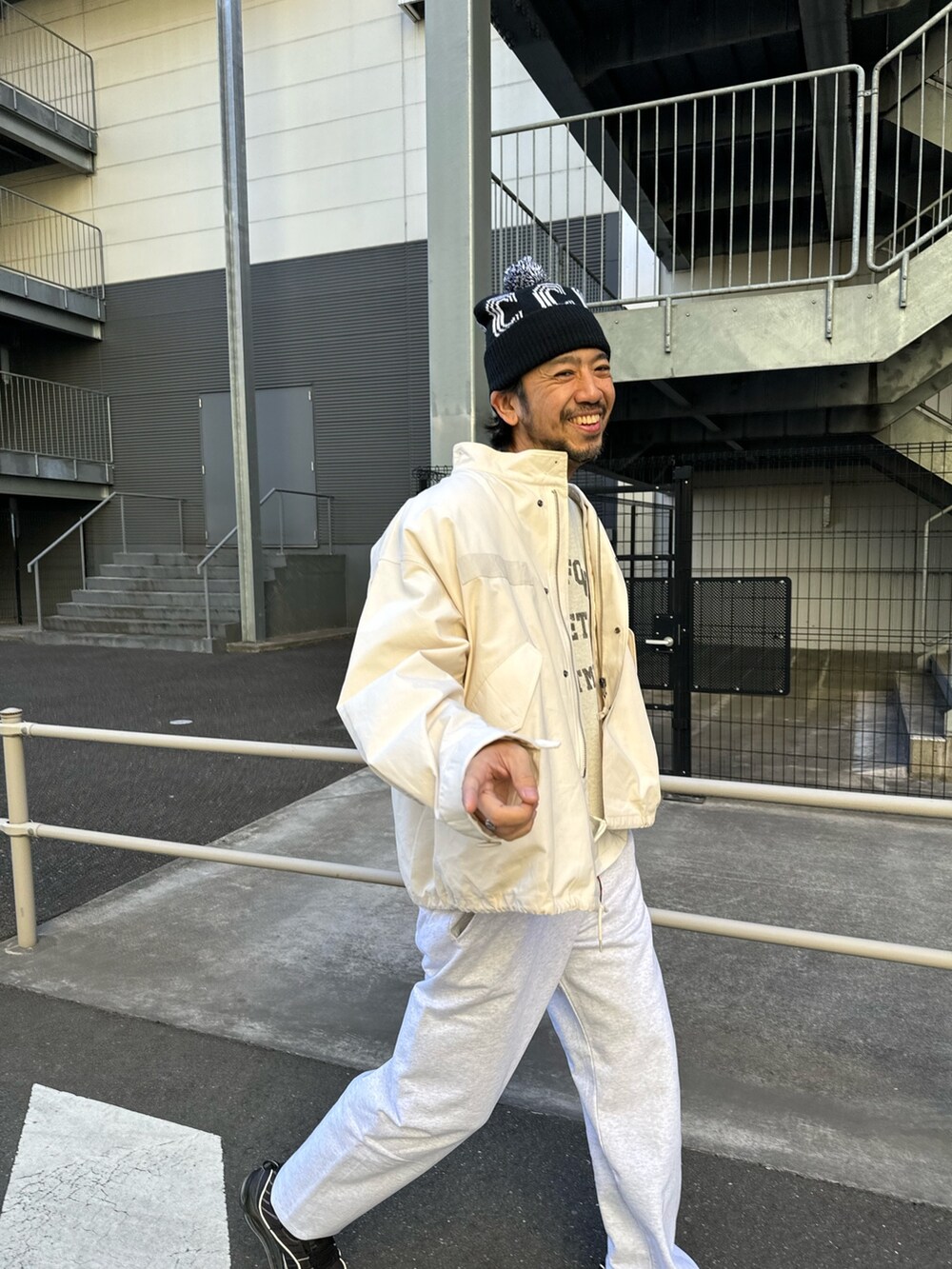 ホワイト系のモッズコート、グレー系のスウェット、グレー系のスウェットパンツを着用したメンズの冬コーディネートの4枚目の写真