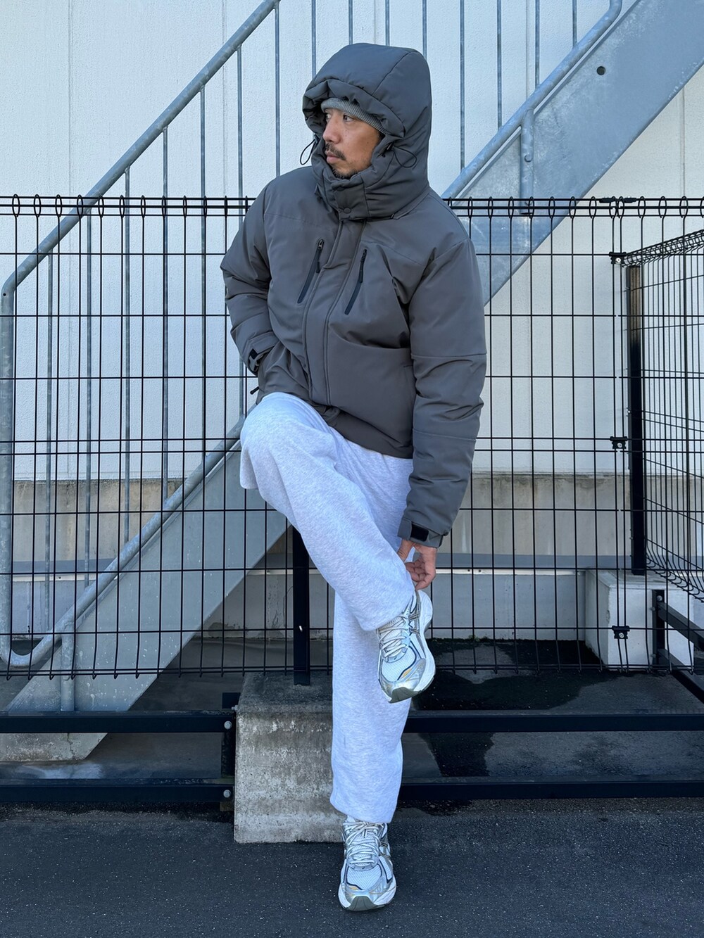 ブラック系のダウンジャケット/コート、グレー系のスウェットパンツ、ホワイト系のスニーカーを着用したメンズの冬コーディネートの4枚目の写真