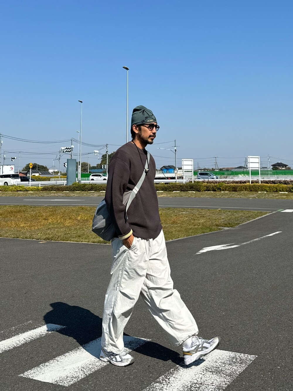 「ニット、ストリート、ショルダーバッグ、モノトーン、ビッグシルエット、スポーツミックス、お出かけコーデ、プチプラ、ビーニー、サングラス、スニーカー、シンプルコーデ、オトナカジュアル、y2k、秋冬コーデ」｜「CIAOPANIC TYPYの【ユニセックス】キープシェイプワッフルニットプルオーバー/WEB限定カラーあり（ニット/セーター、グレー系）」を使った、sjさん（メンズ・182cm）の秋コーディネートの2枚目の写真